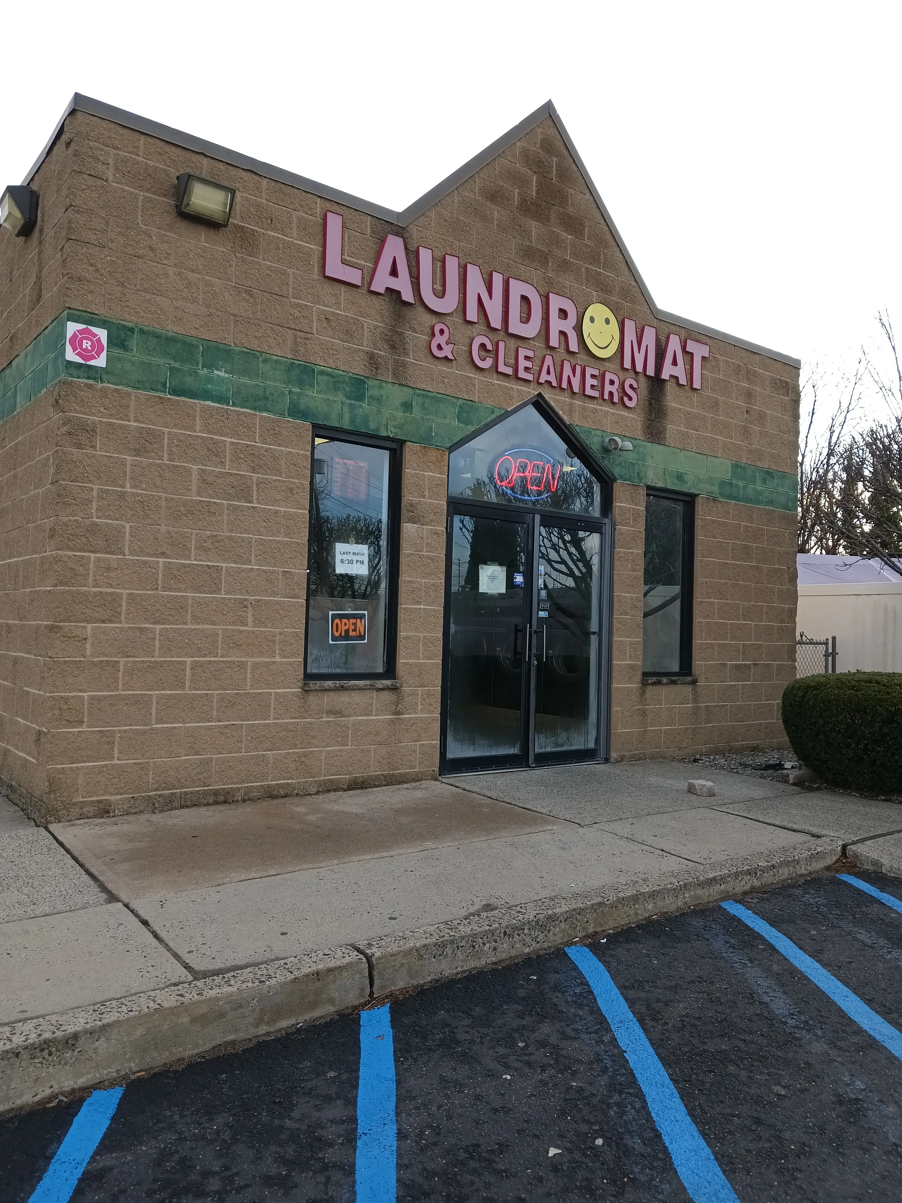 Happy Face Laundromat - Image 2