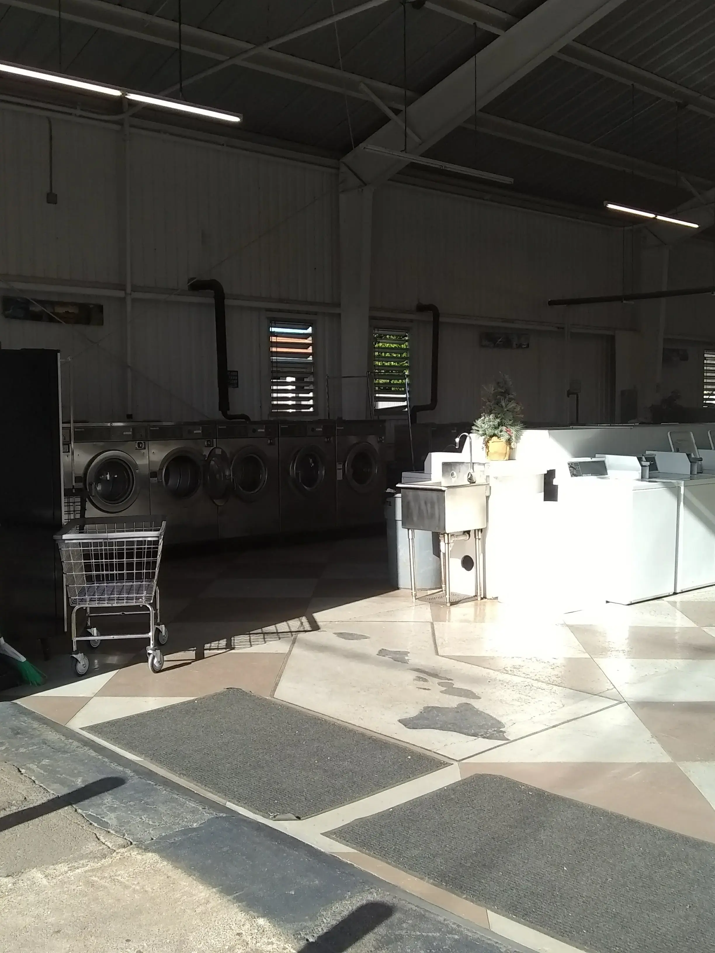 Happy Valley Laundromat thumbnail 5