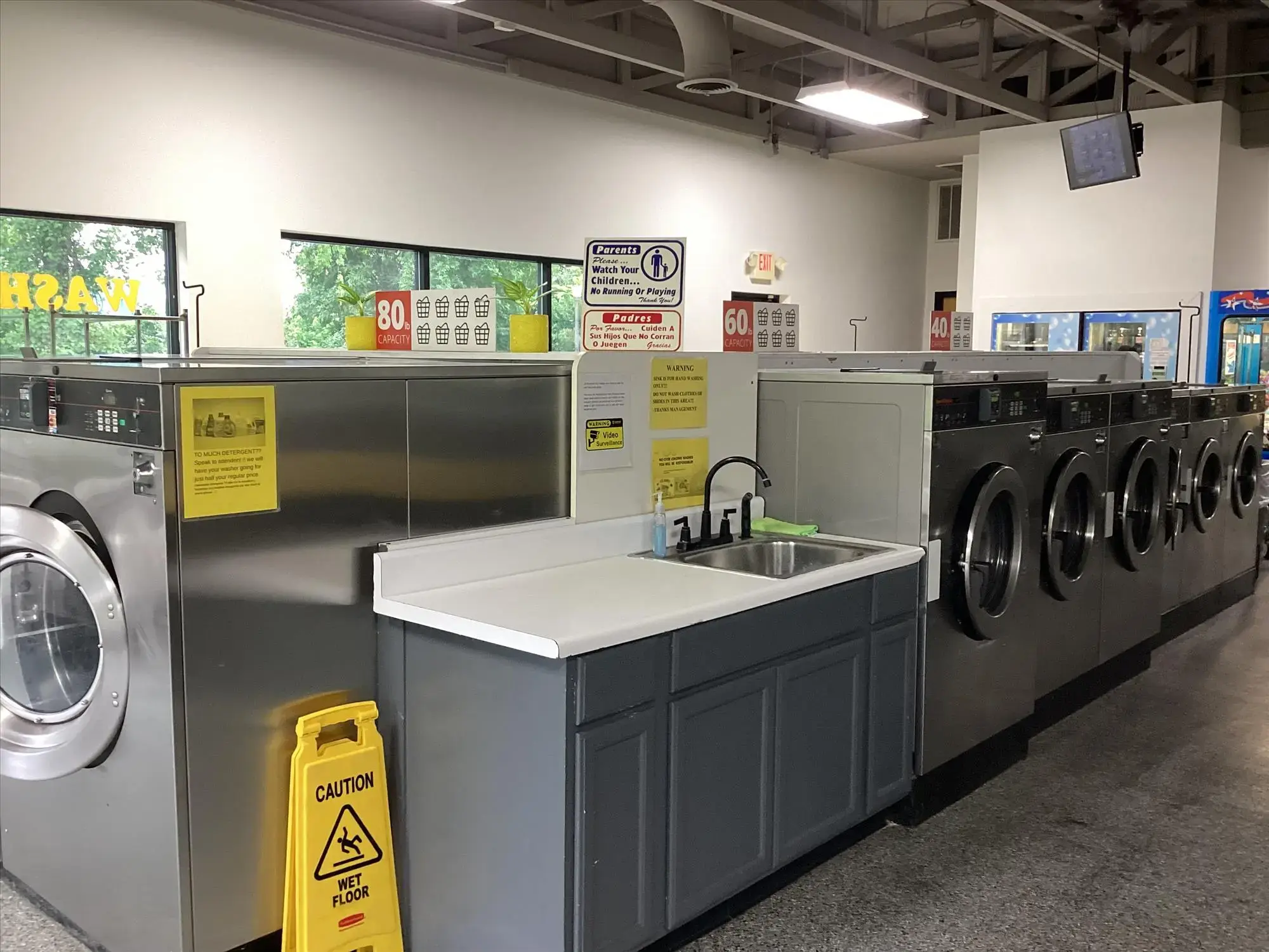 Harding Place Coin Laundry - Image 3