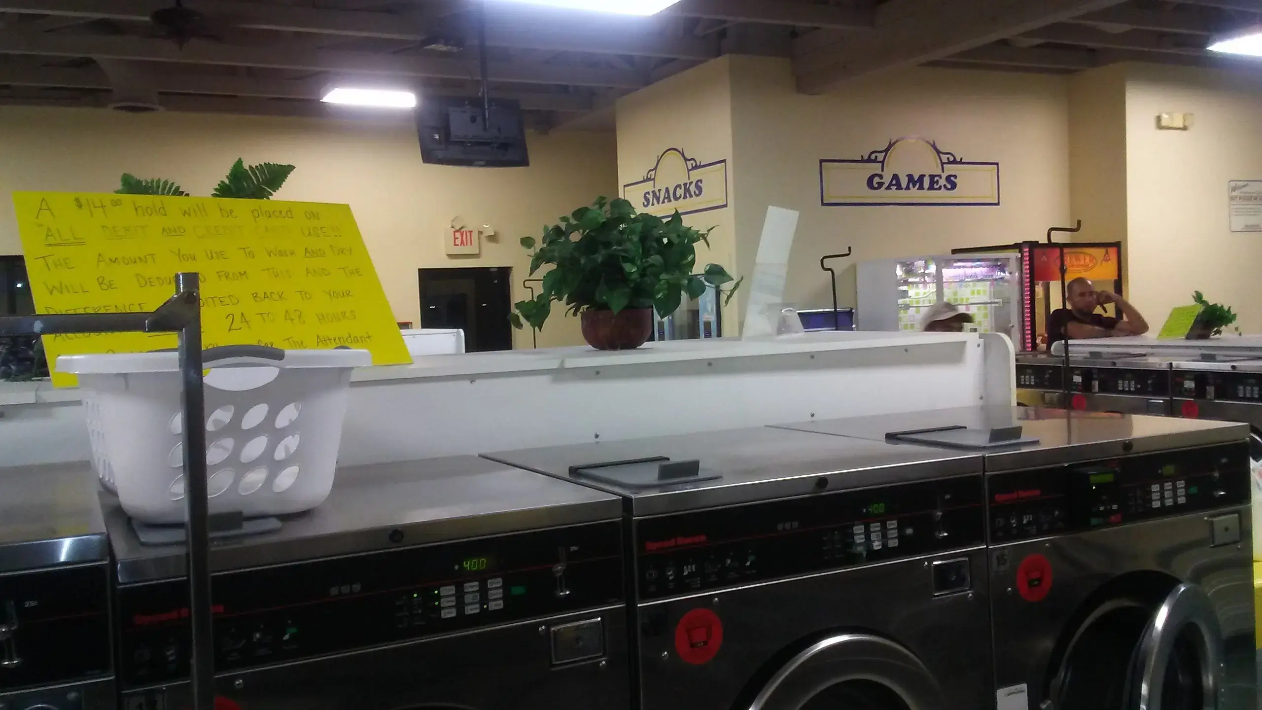 Harding Place Coin Laundry thumbnail 10
