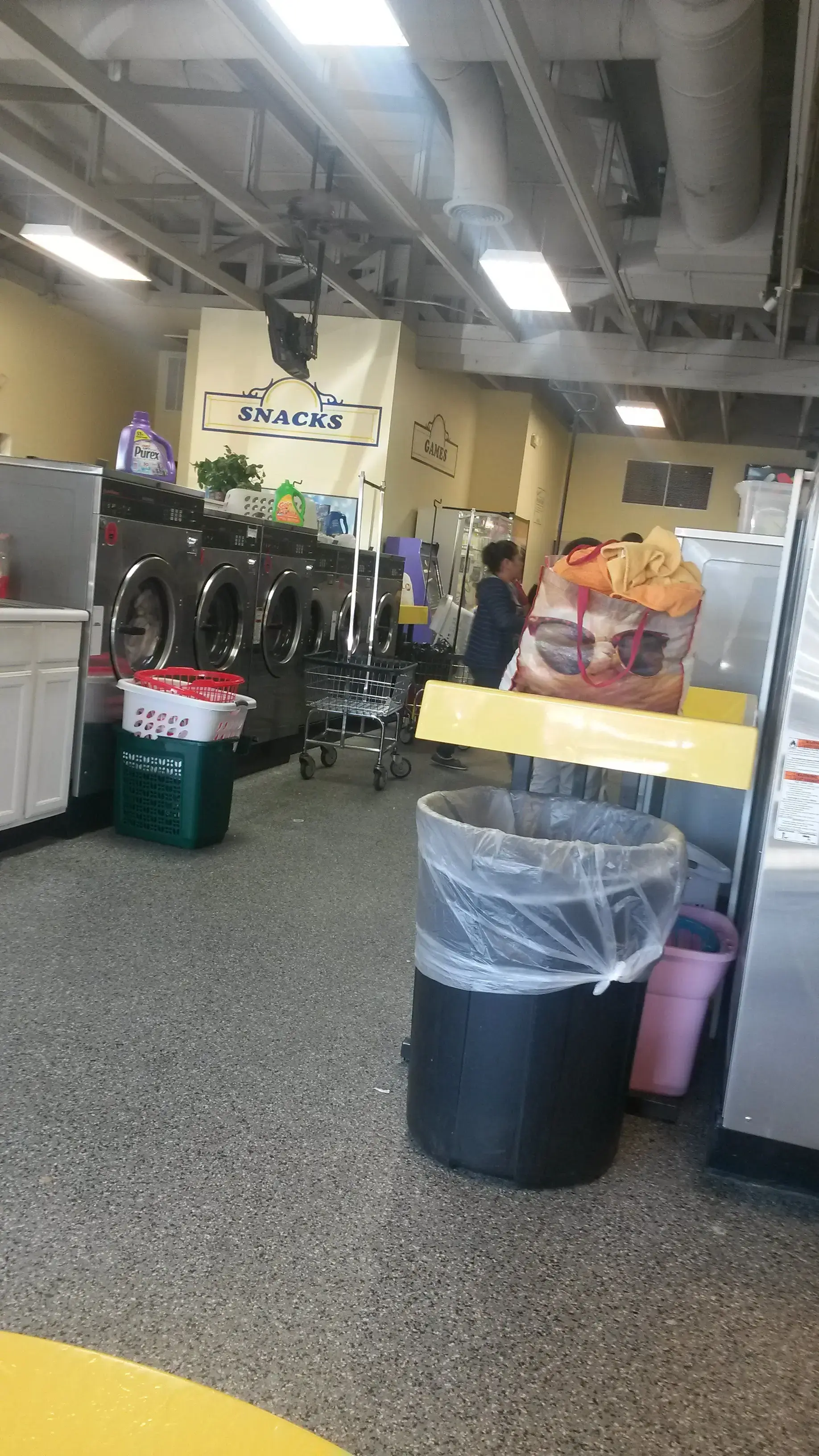 Harding Place Coin Laundry - Image 20