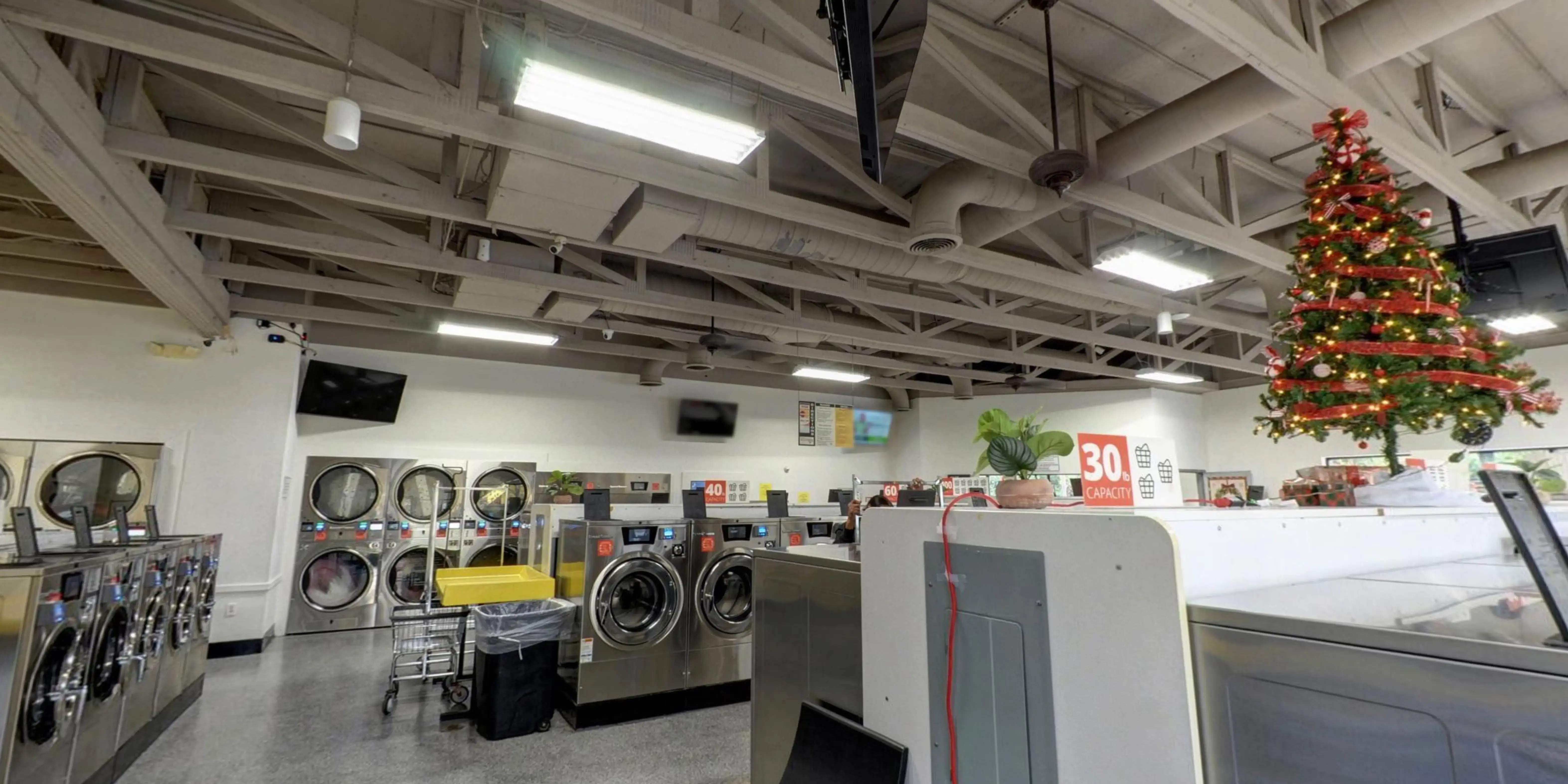 Harding Place Coin Laundry - Image 14
