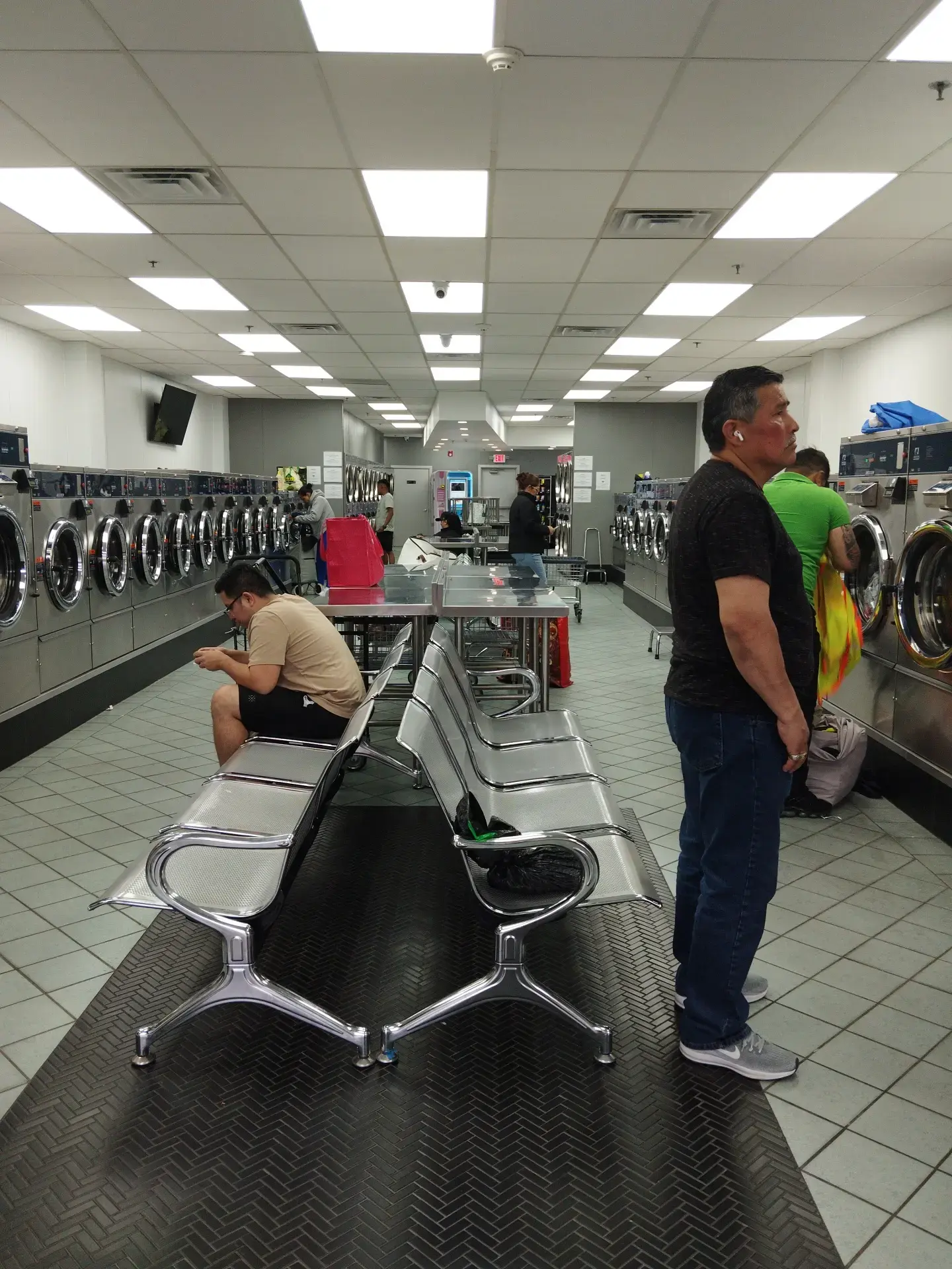Harrison Laundromat - Image 14
