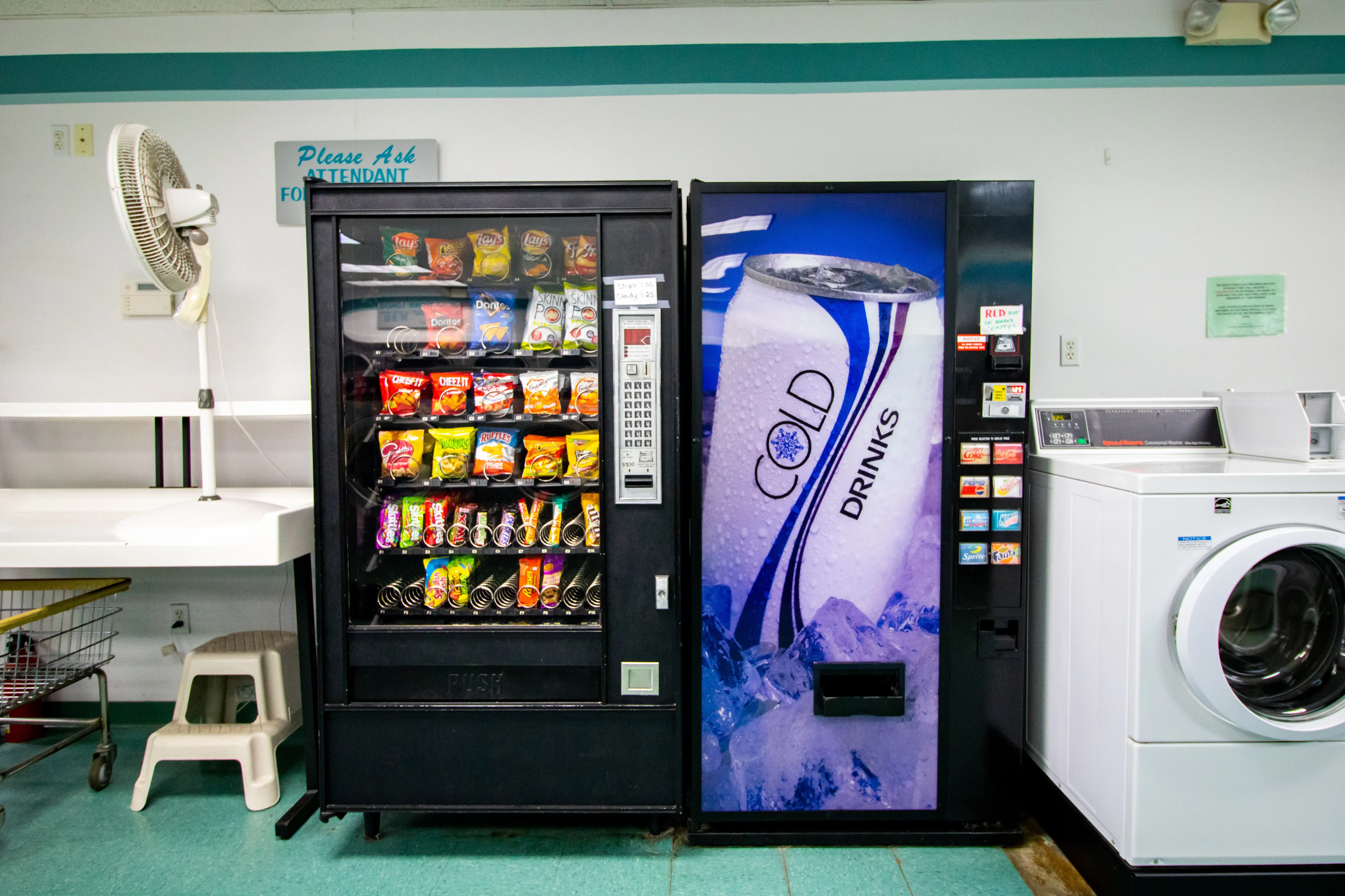 Hayes At 19 Coin Laundry - Image 4