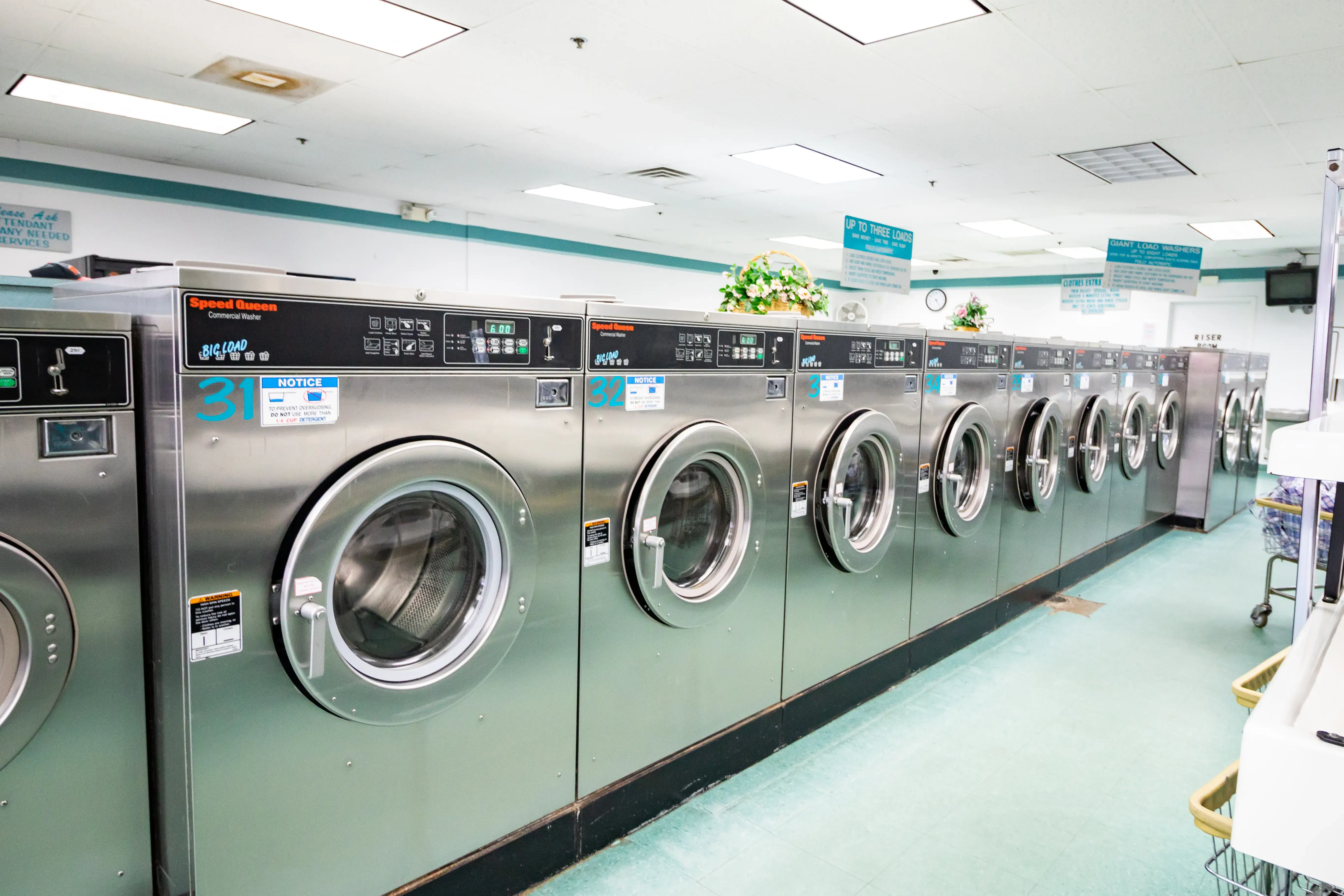 Hayes At 19 Coin Laundry - Image 14