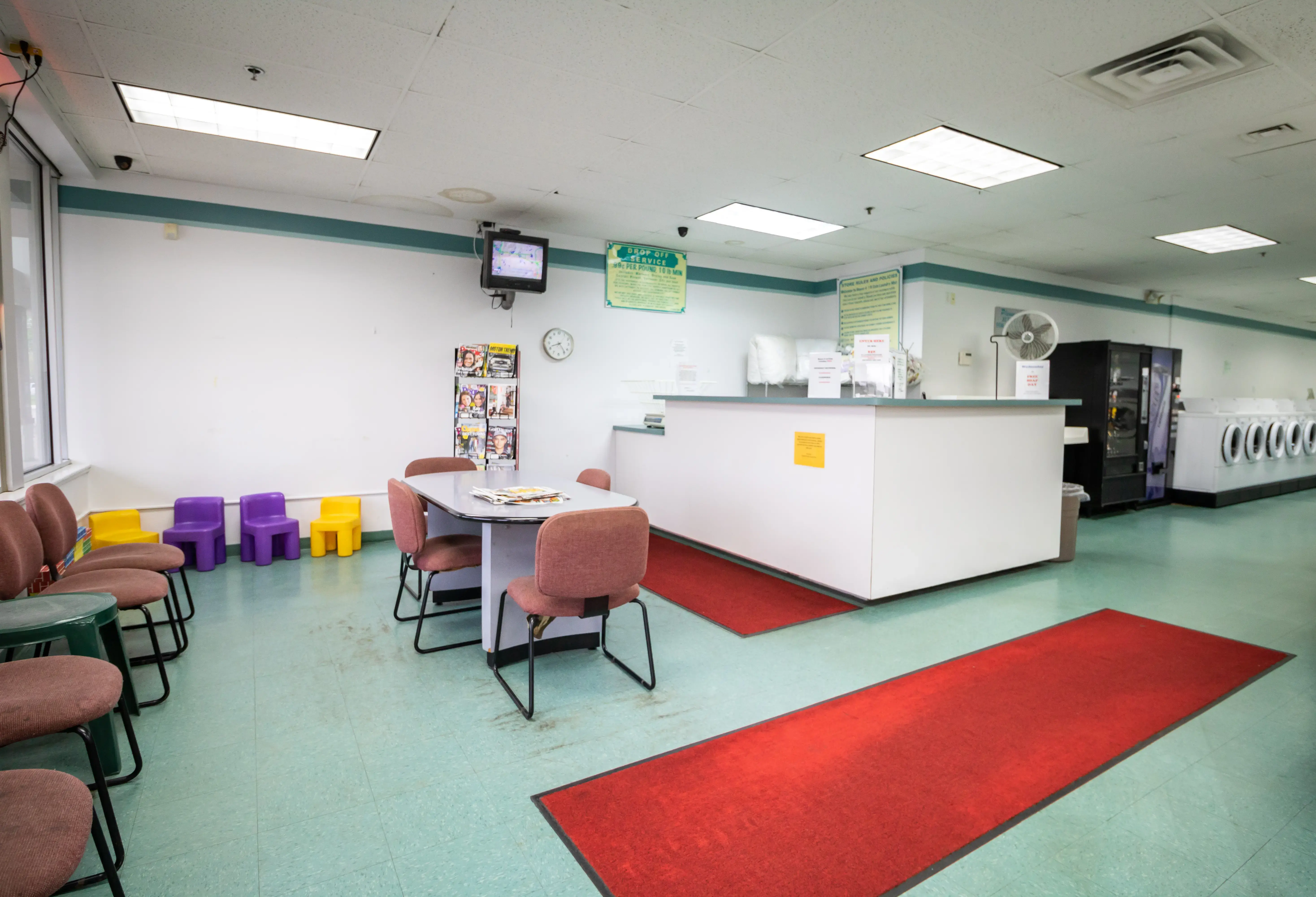 Hayes At 19 Coin Laundry - Image 11