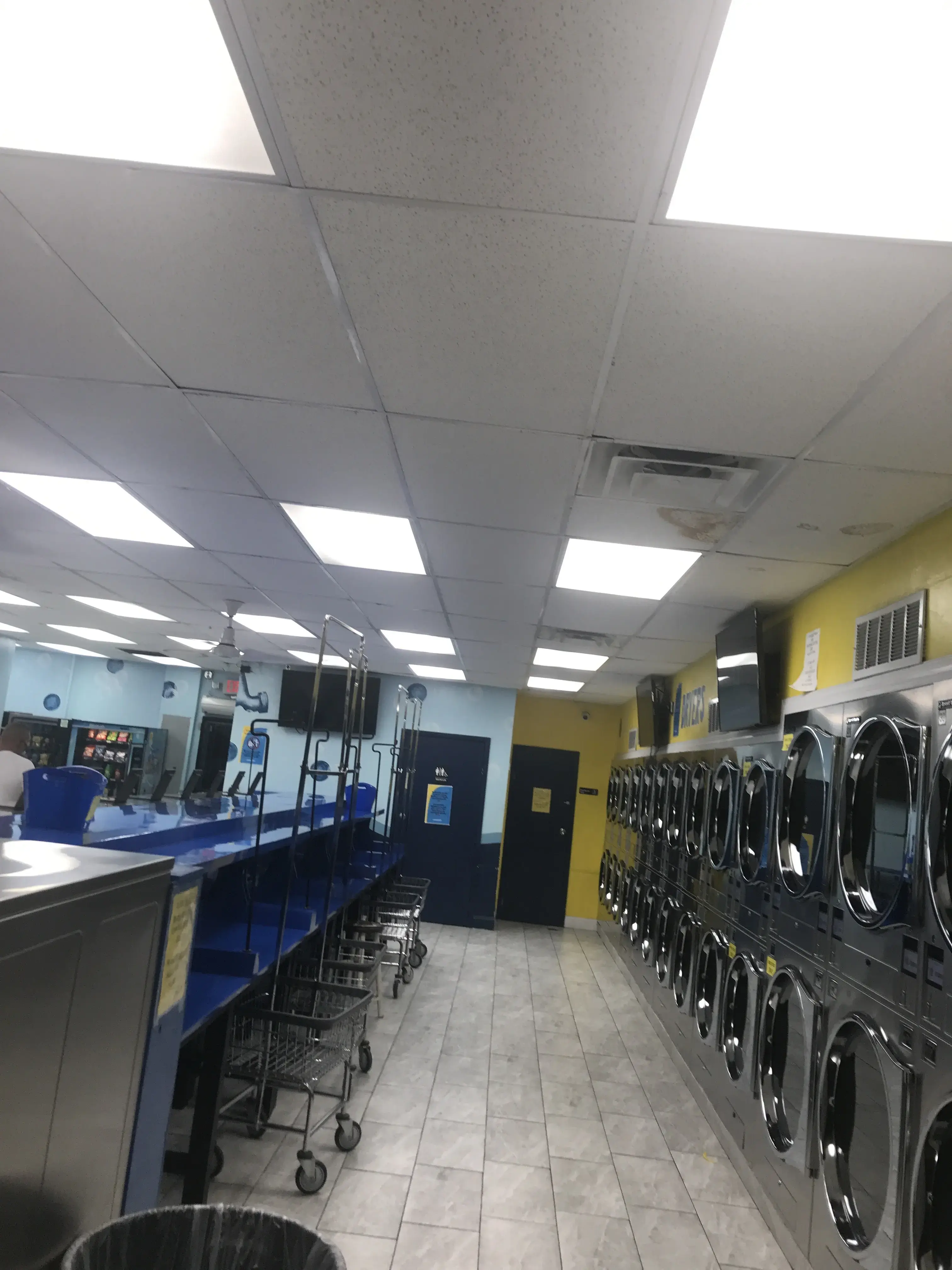 Hialeah Laundromat - Image 16