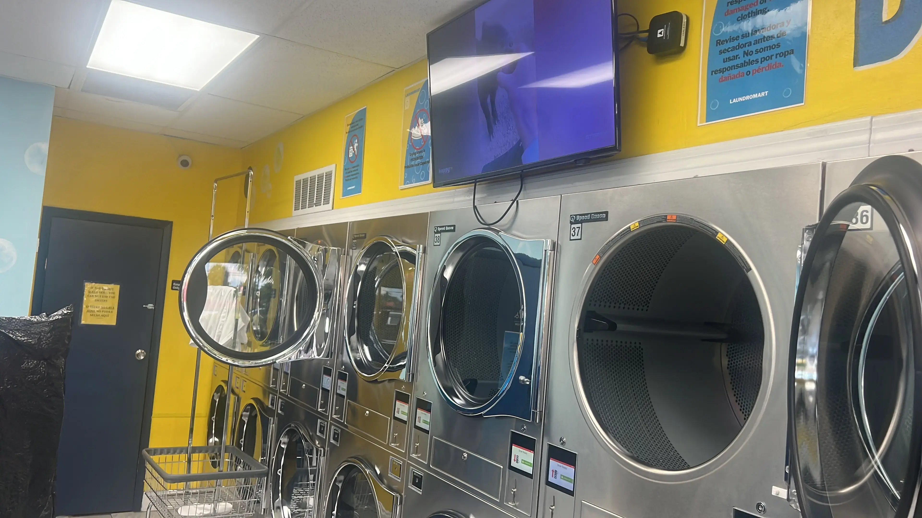 Hialeah Laundromat - Image 20