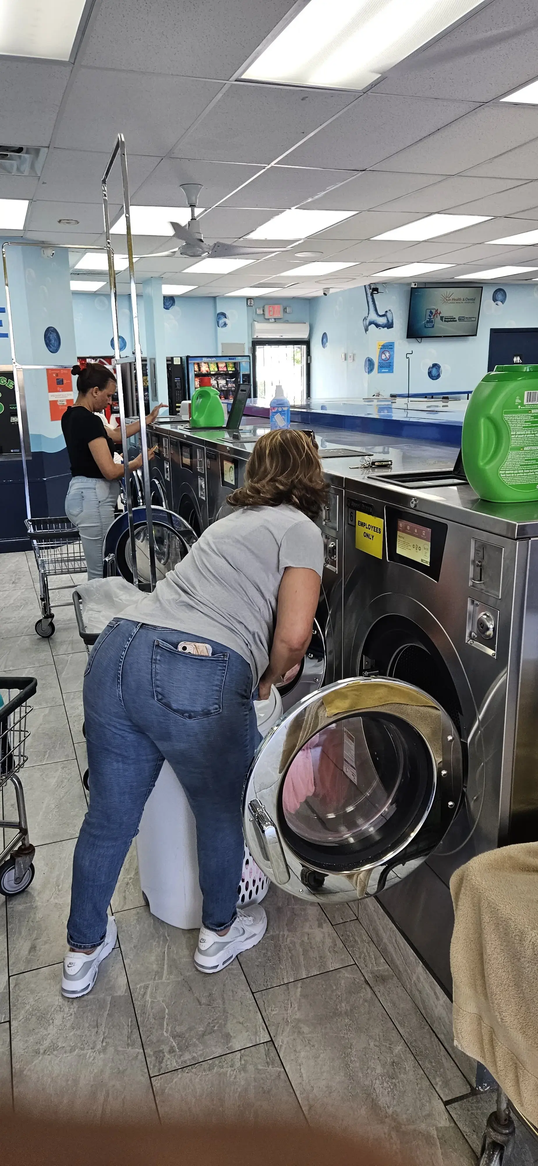 Hialeah Laundromat - Image 18