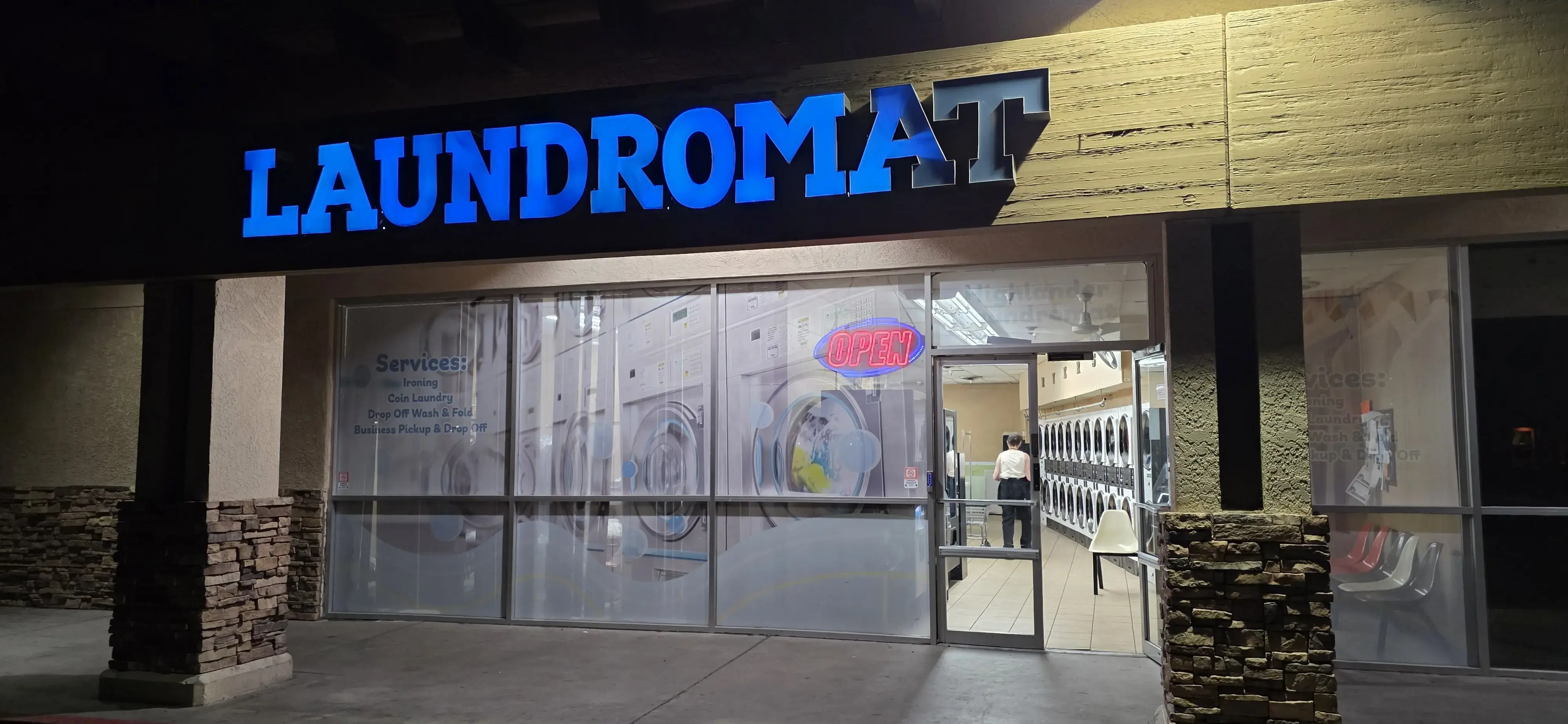 Highlander Laundromat (Lavanderia) thumbnail 2