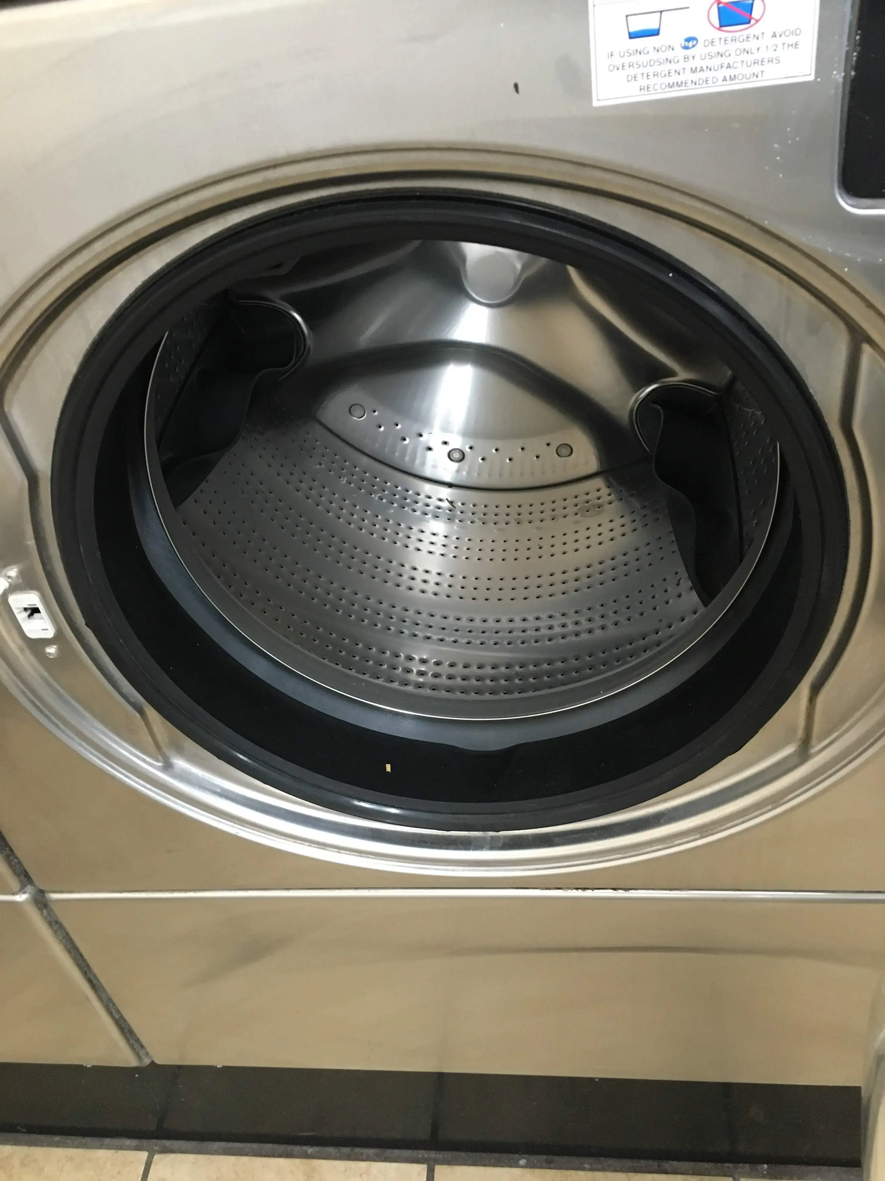 Highlander Laundromat (Lavanderia) thumbnail 5