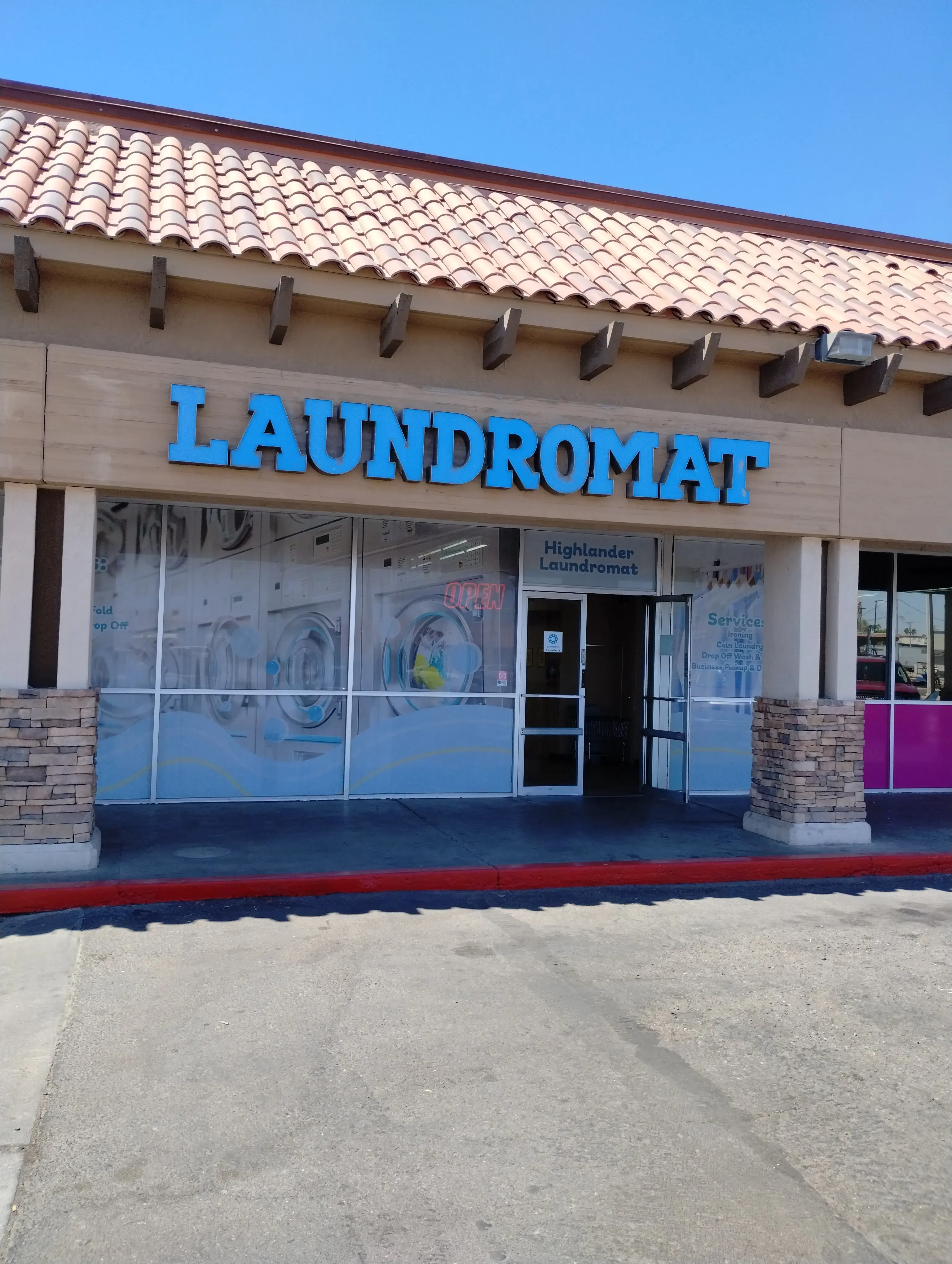 Highlander Laundromat (Lavanderia) - Image 16
