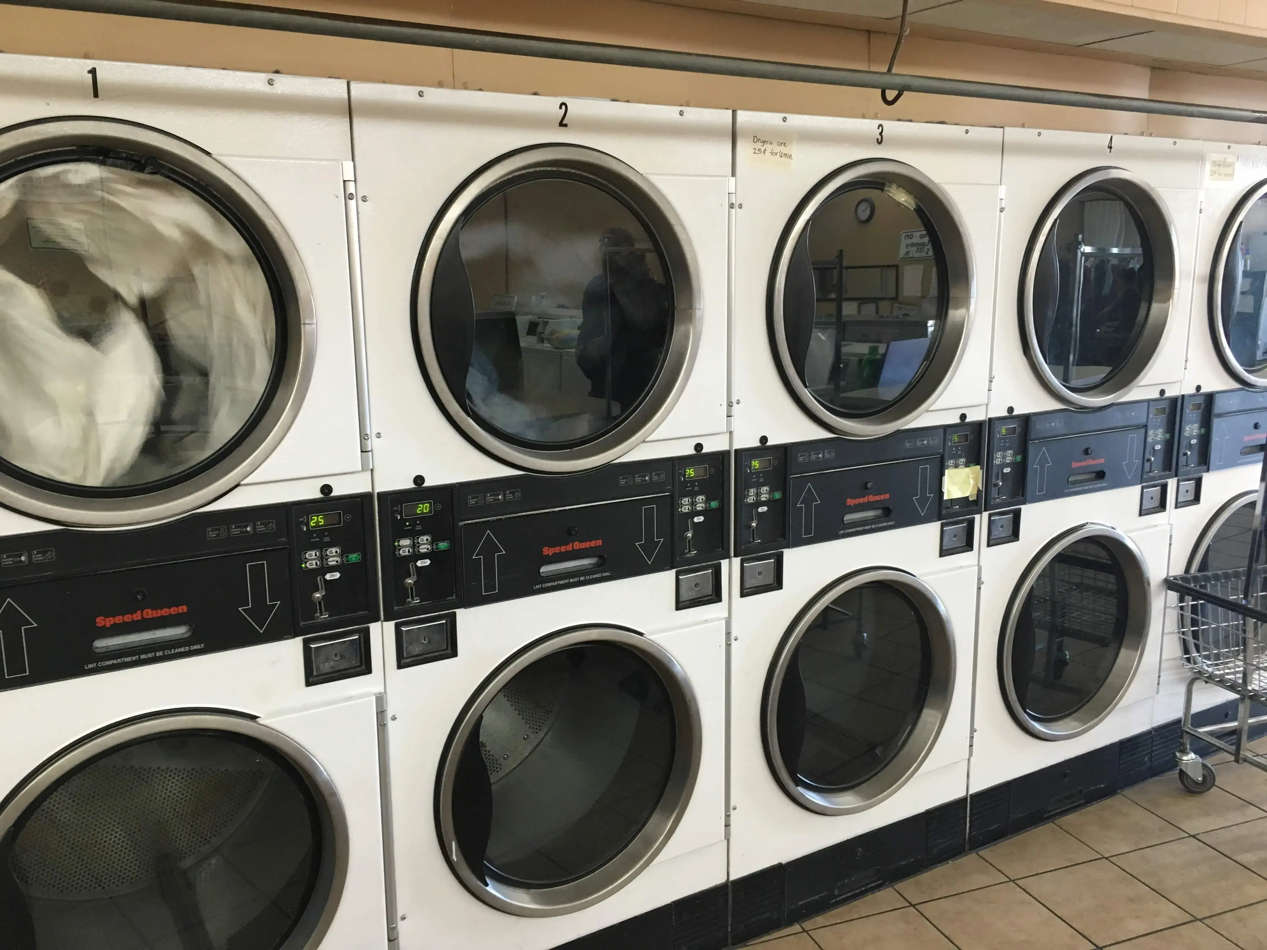 Highlander Laundromat (Lavanderia) thumbnail 20