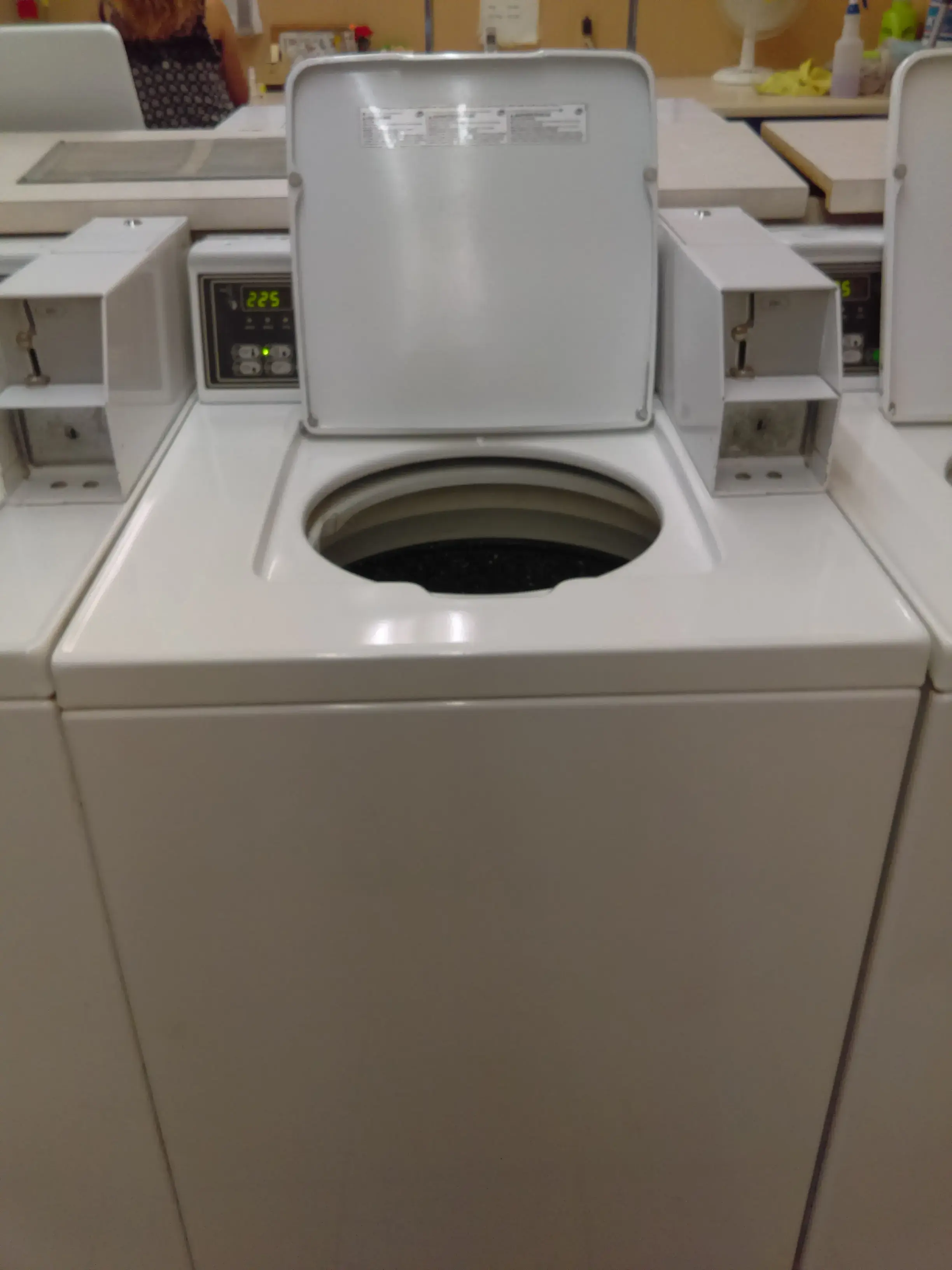 Highlander Laundromat (Lavanderia) thumbnail 12
