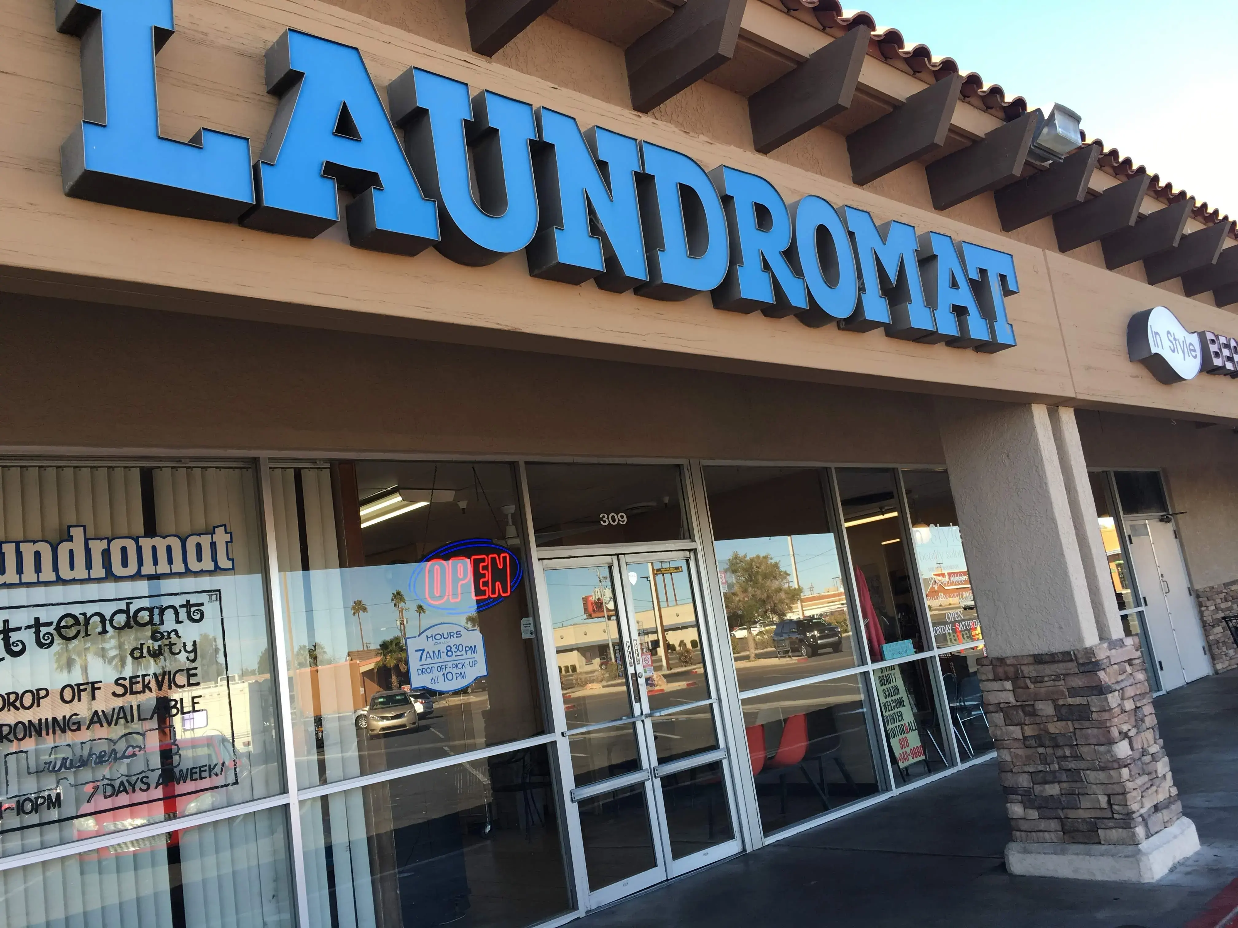 Highlander Laundromat (Lavanderia) thumbnail 19