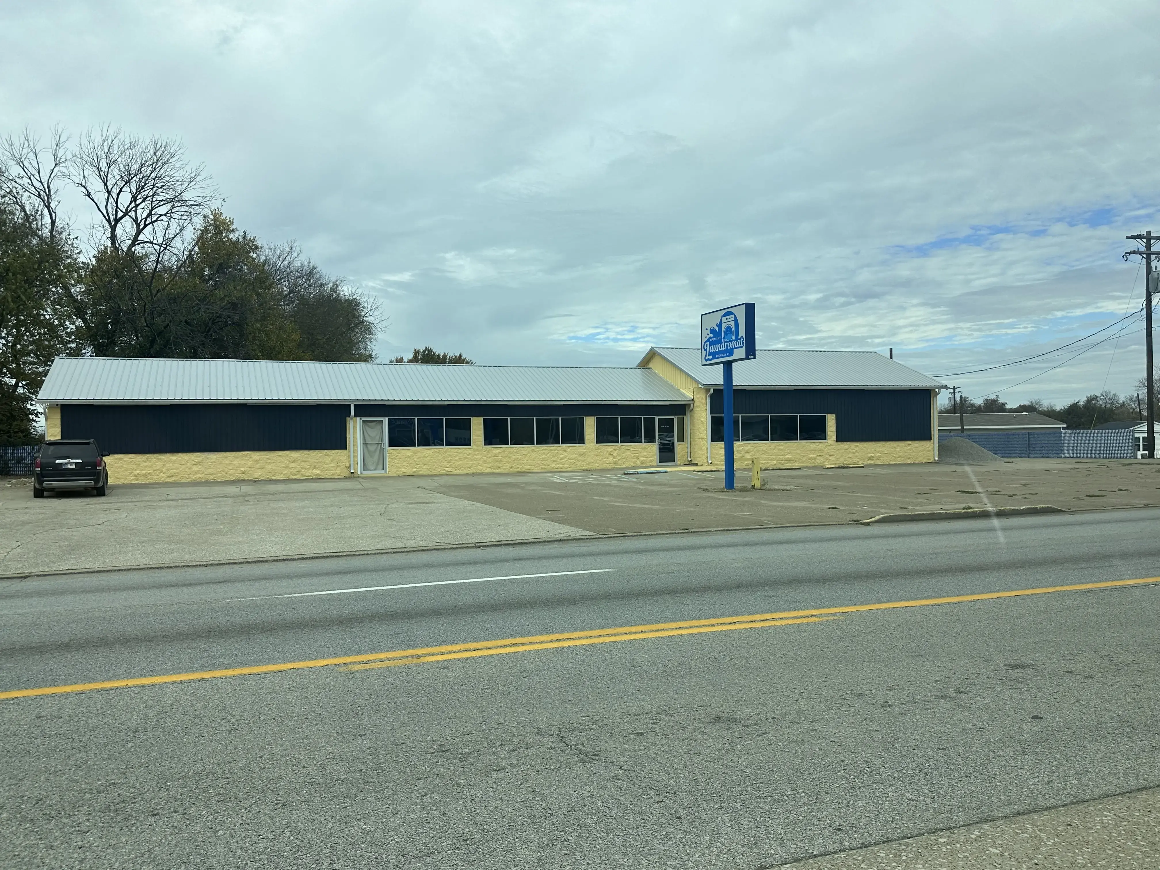 Highway 41 Laundromat & Uhaul - Image 8