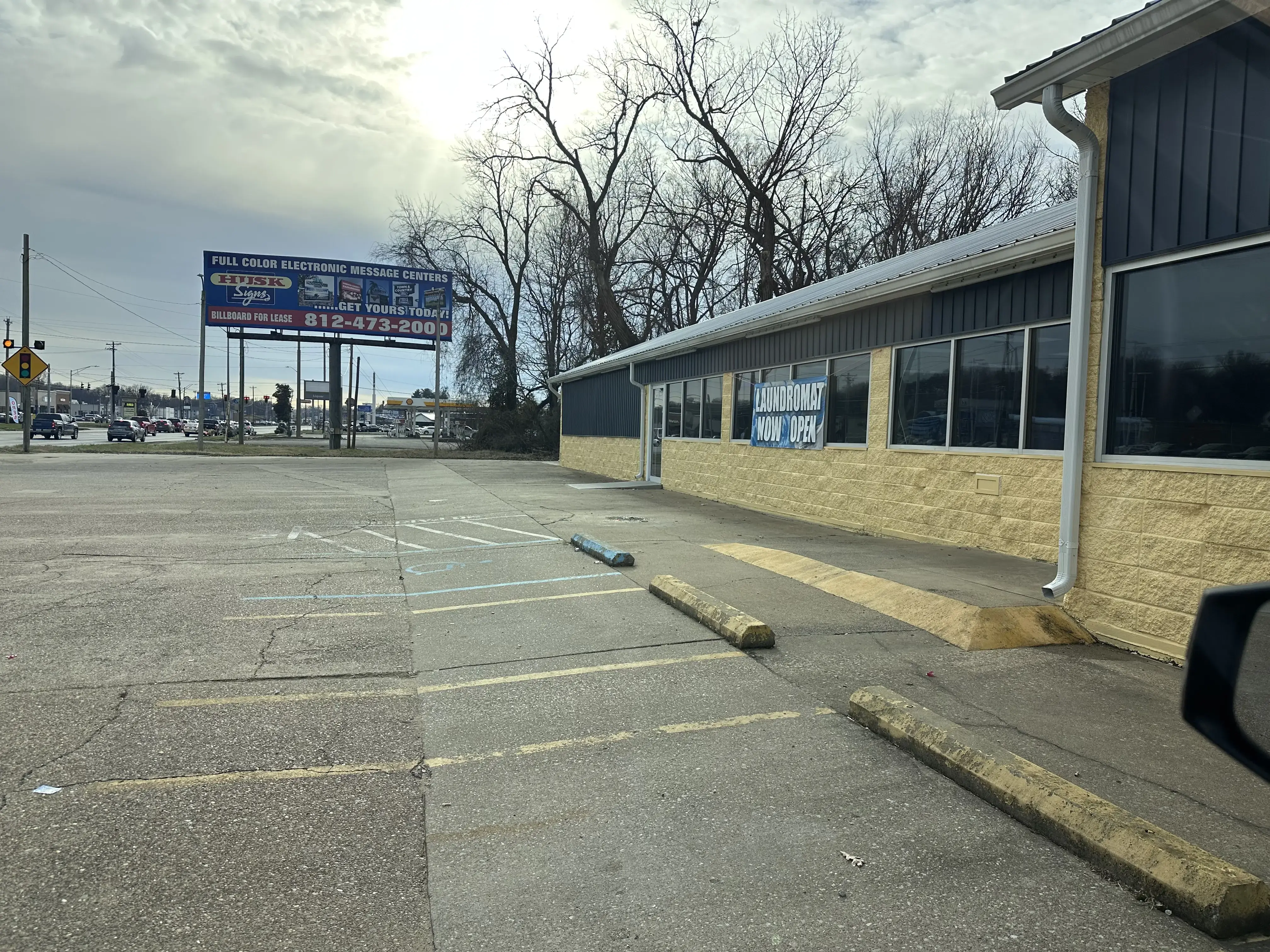 Highway 41 Laundromat & Uhaul - Image 6