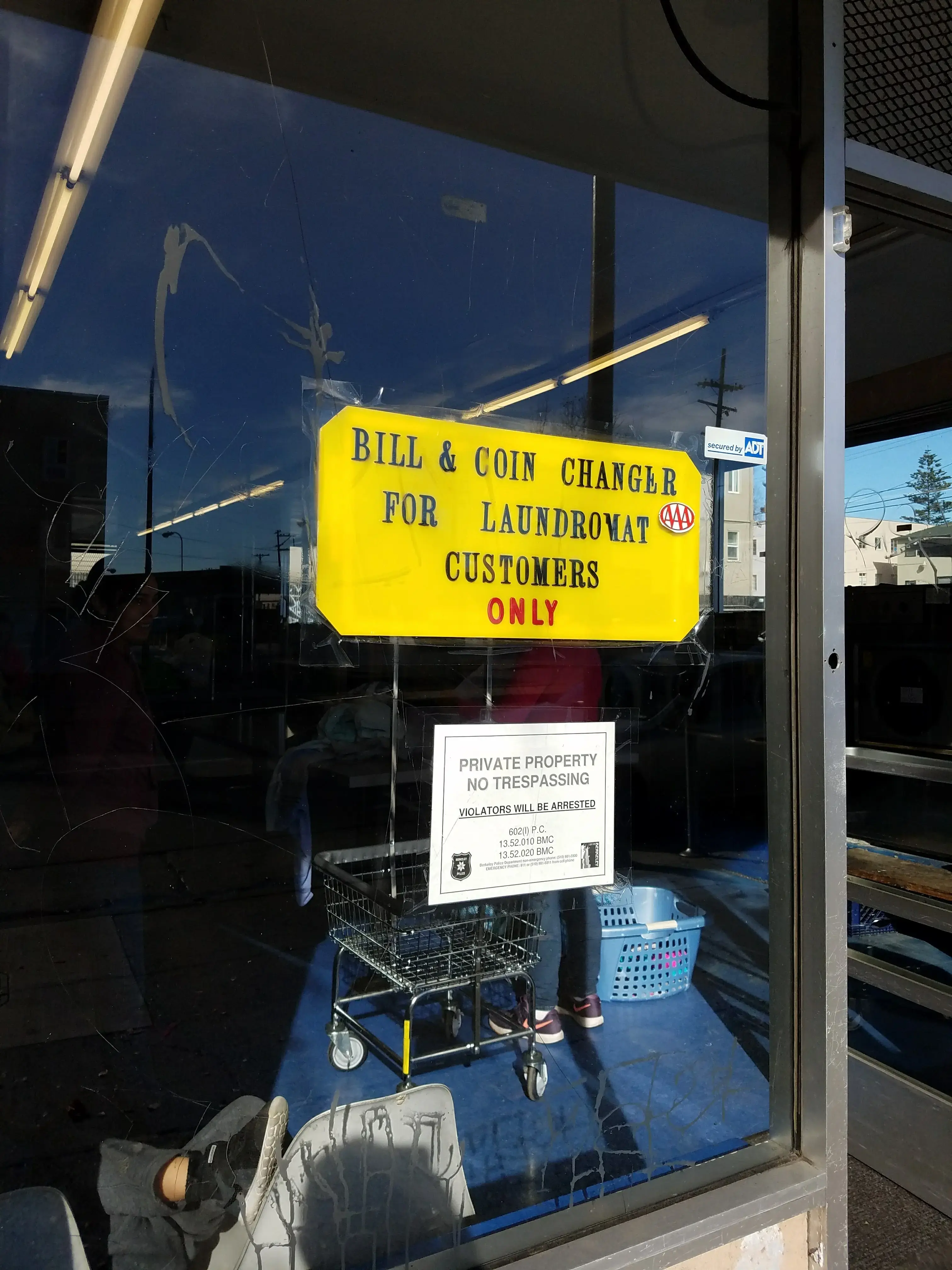 Holiday Coin Laundry thumbnail 9