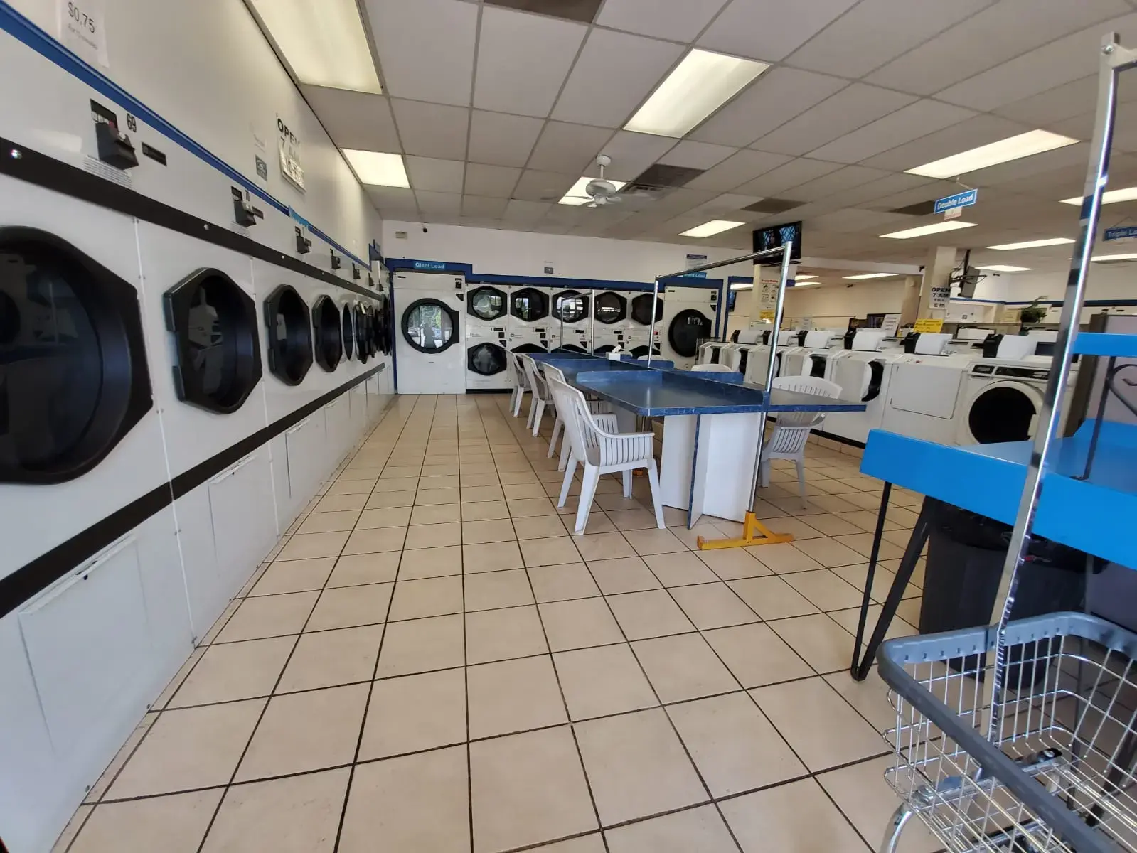 Holiday Plaza Laundromat - Image 13