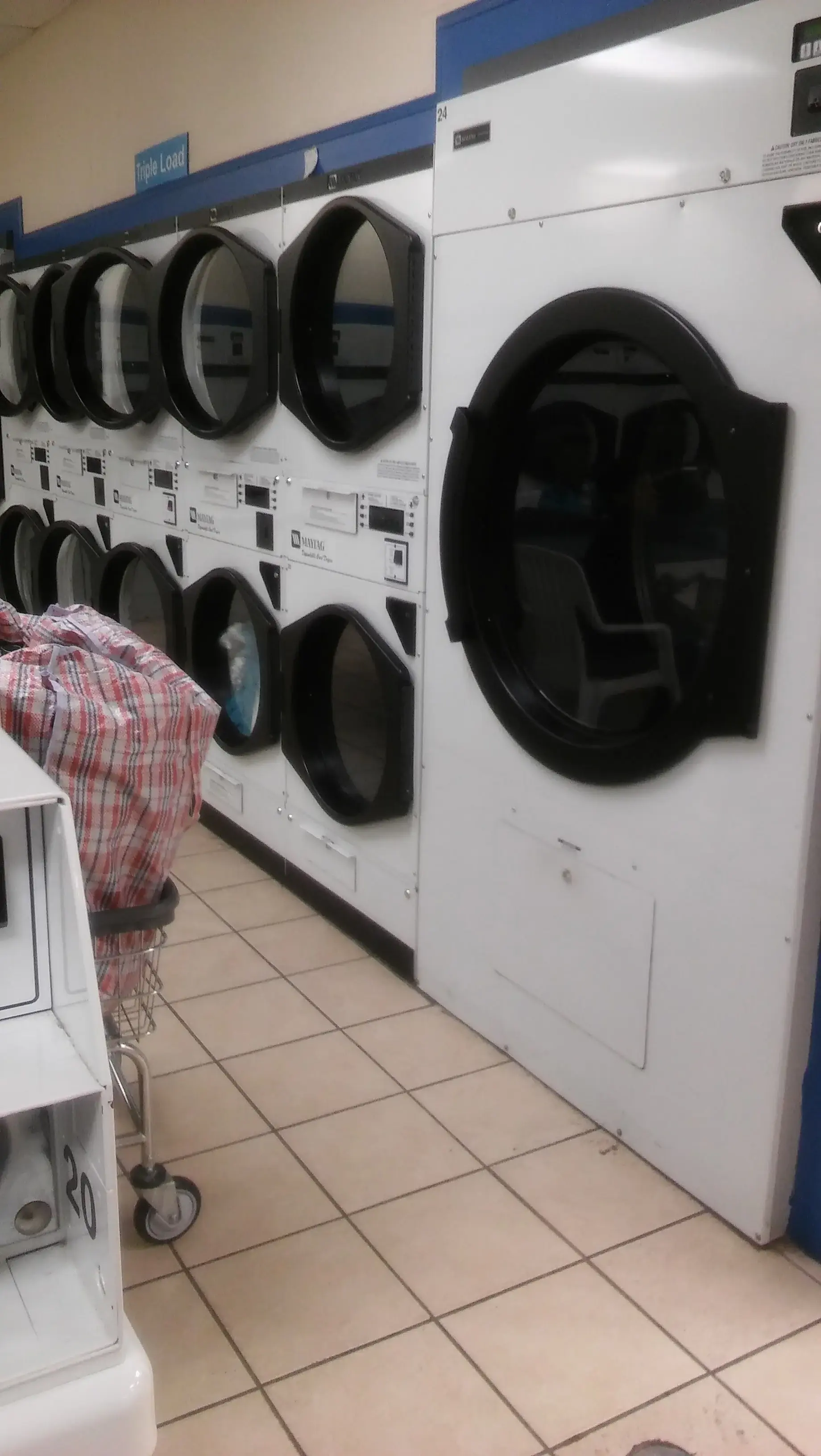 Holiday Plaza Laundromat - Image 20