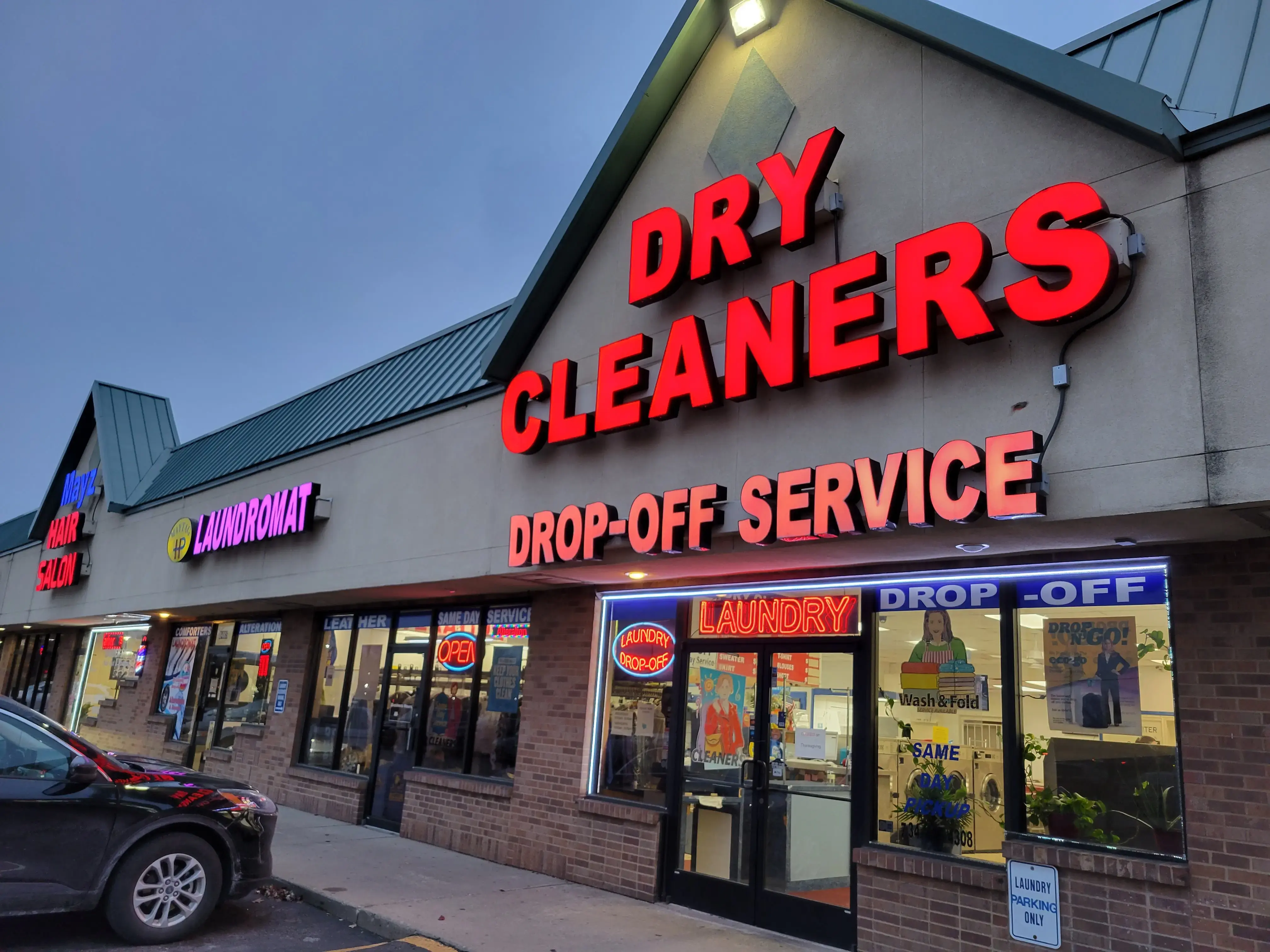 Holiday Plaza Laundromat - Image 3