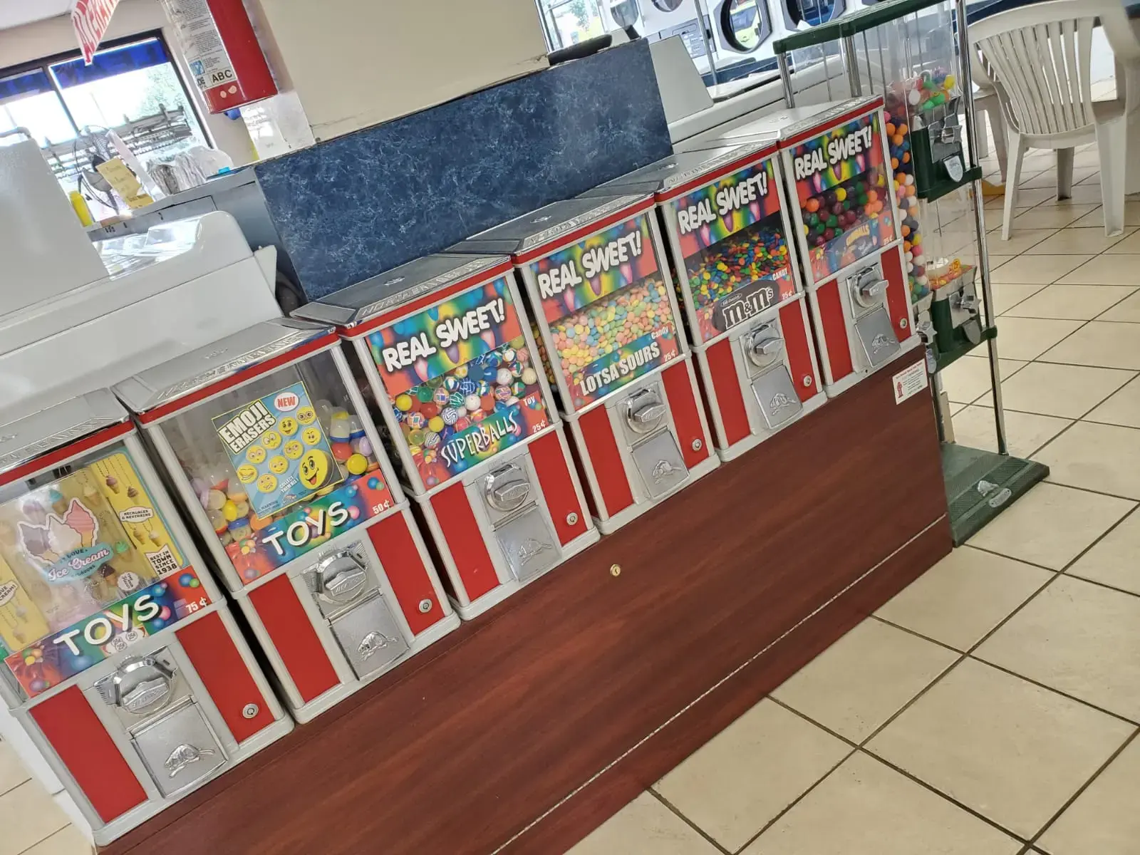 Holiday Plaza Laundromat thumbnail 7