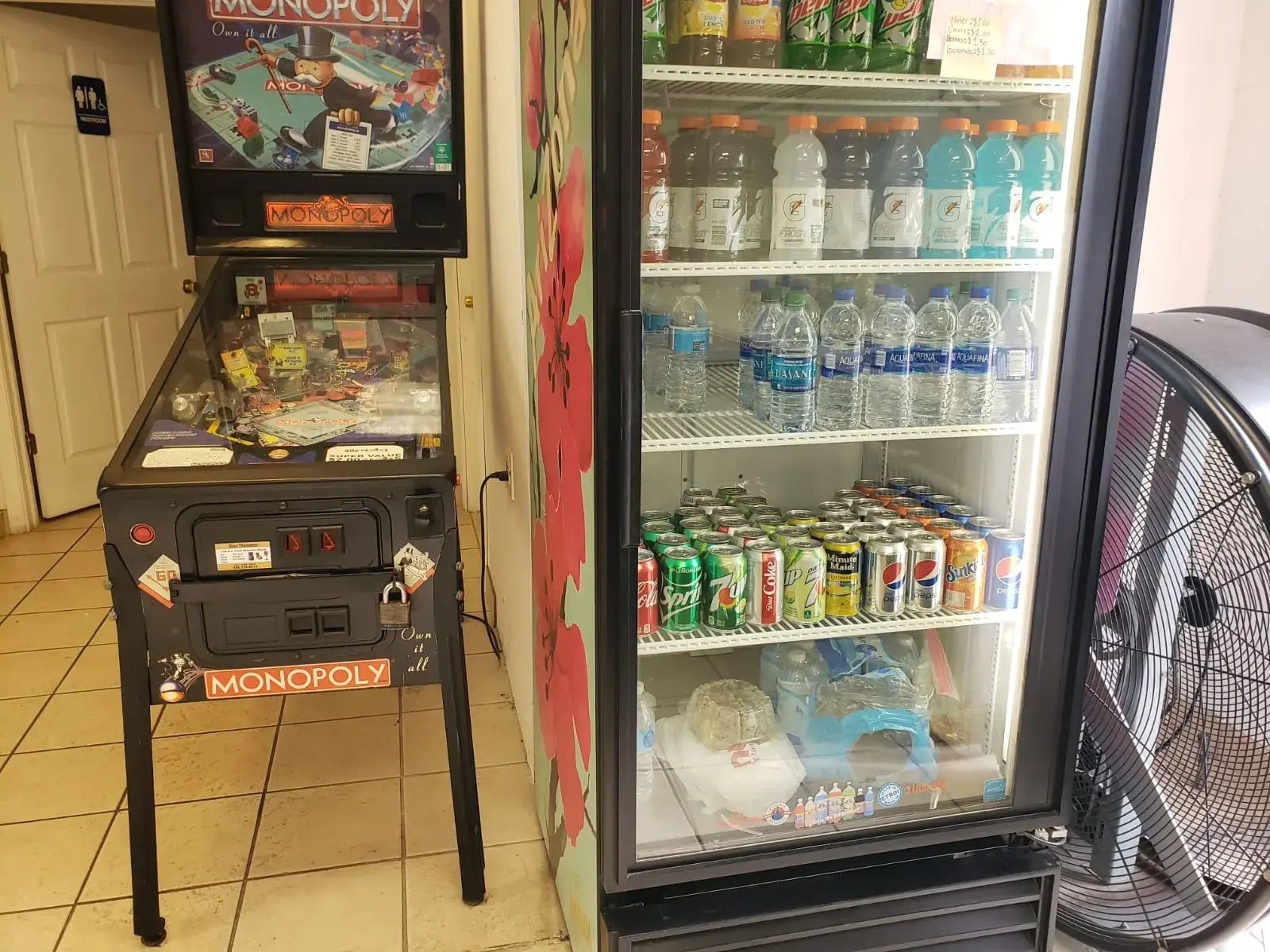 Holiday Plaza Laundromat - Image 6