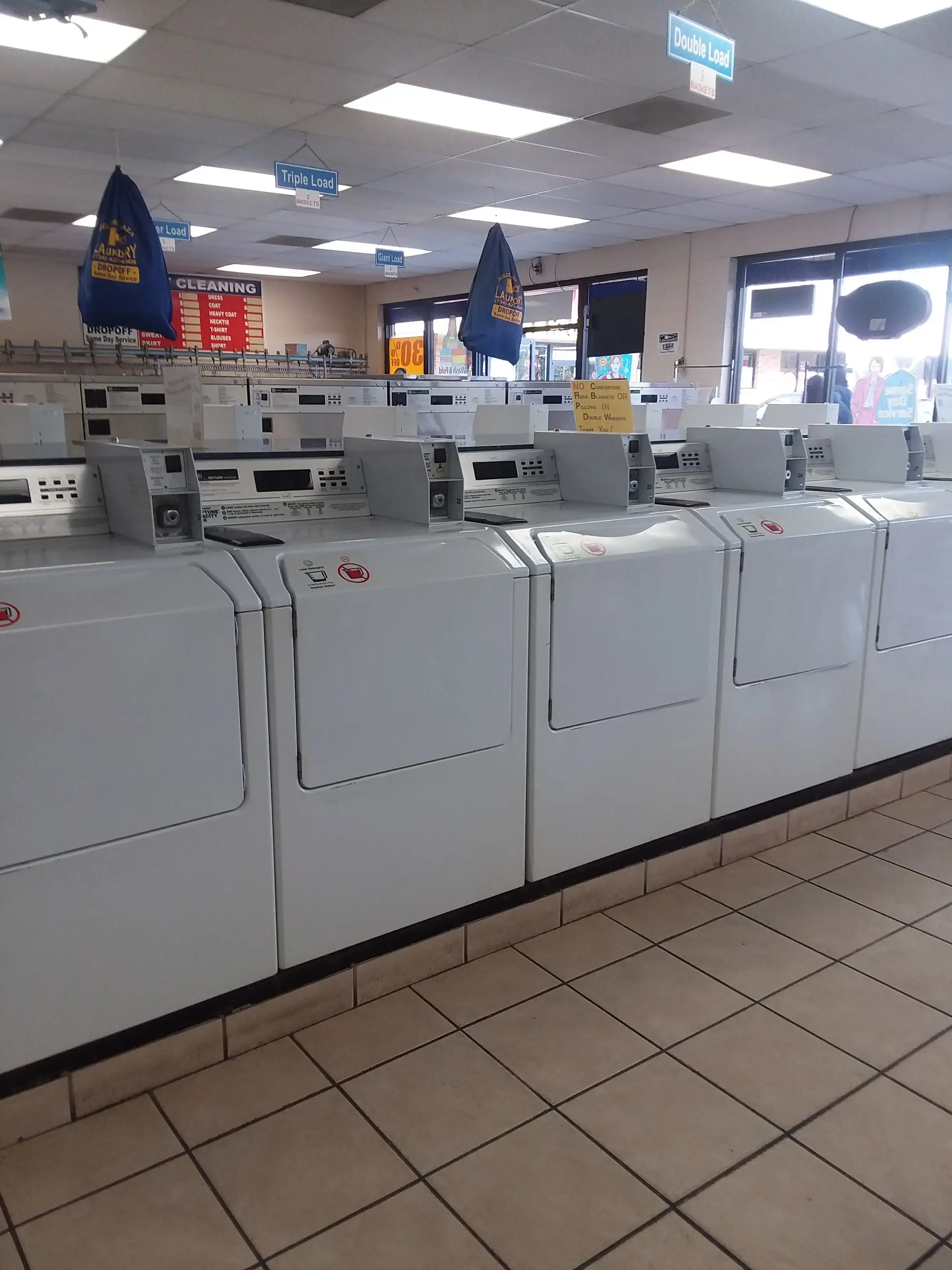 Holiday Plaza Laundromat thumbnail 8