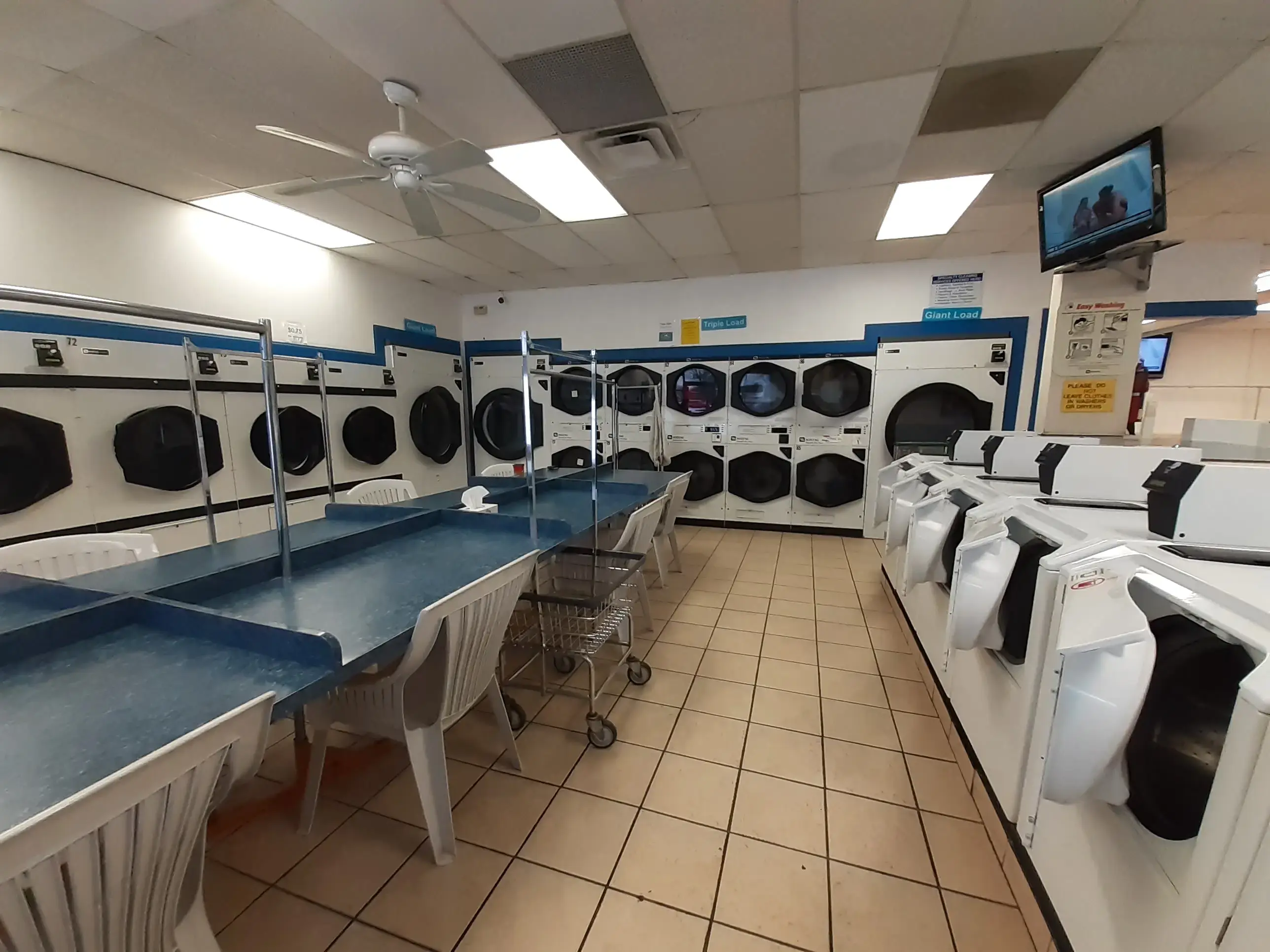 Holiday Plaza Laundromat - Image 16