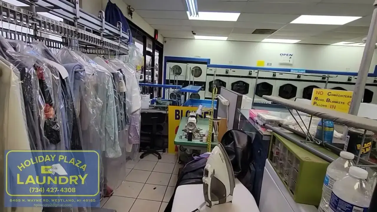 Holiday Plaza Laundromat - Image 2