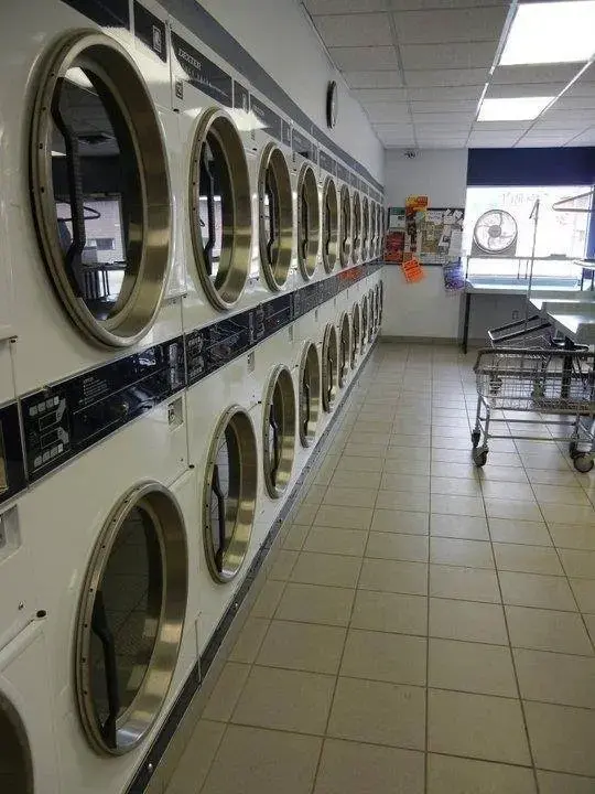 Holmen Coin Laundry thumbnail 9