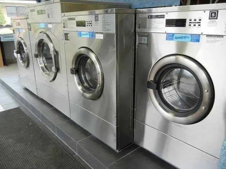 Holmen Coin Laundry - Image 14