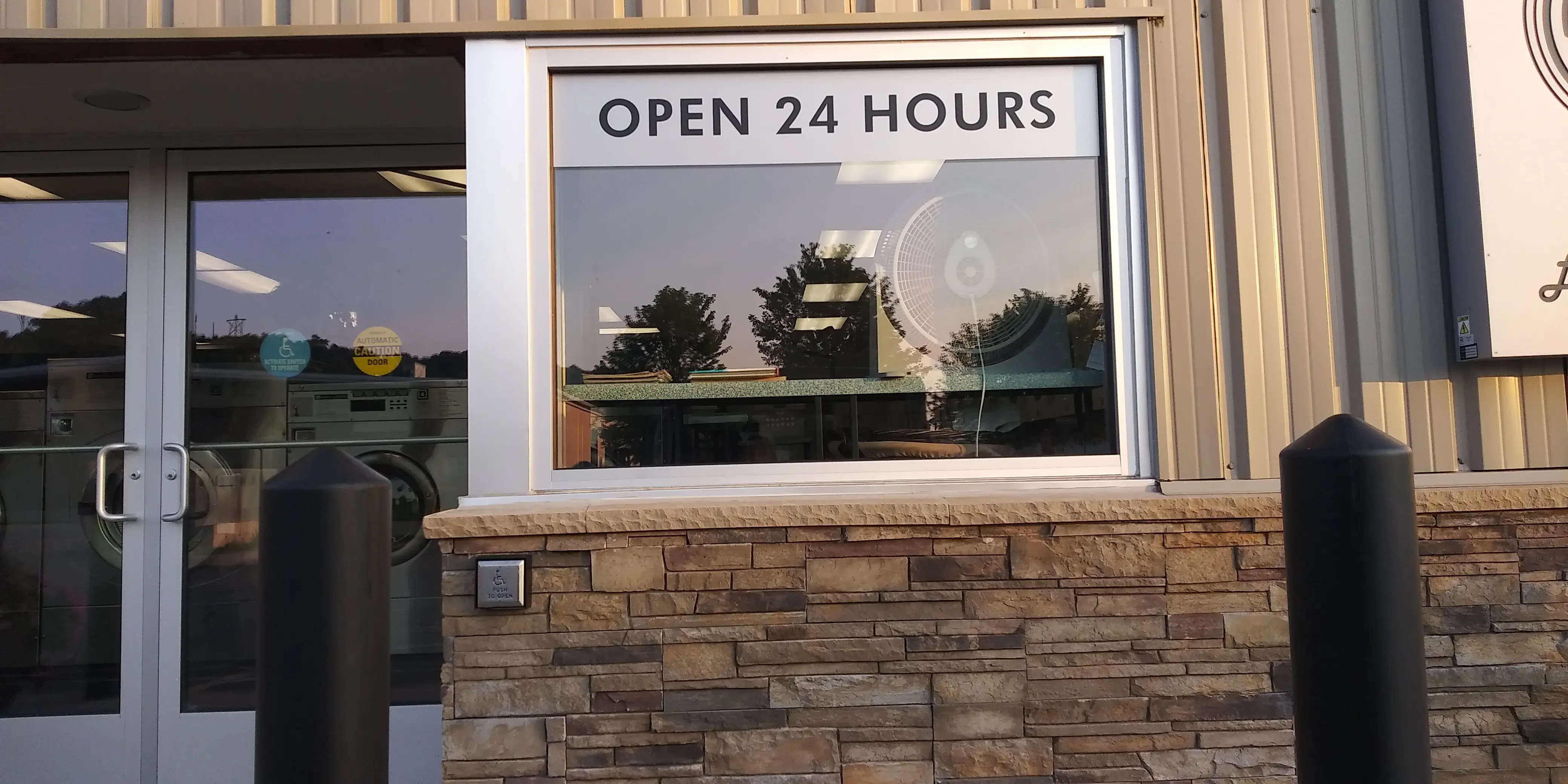 Holmen Coin Laundry thumbnail 3