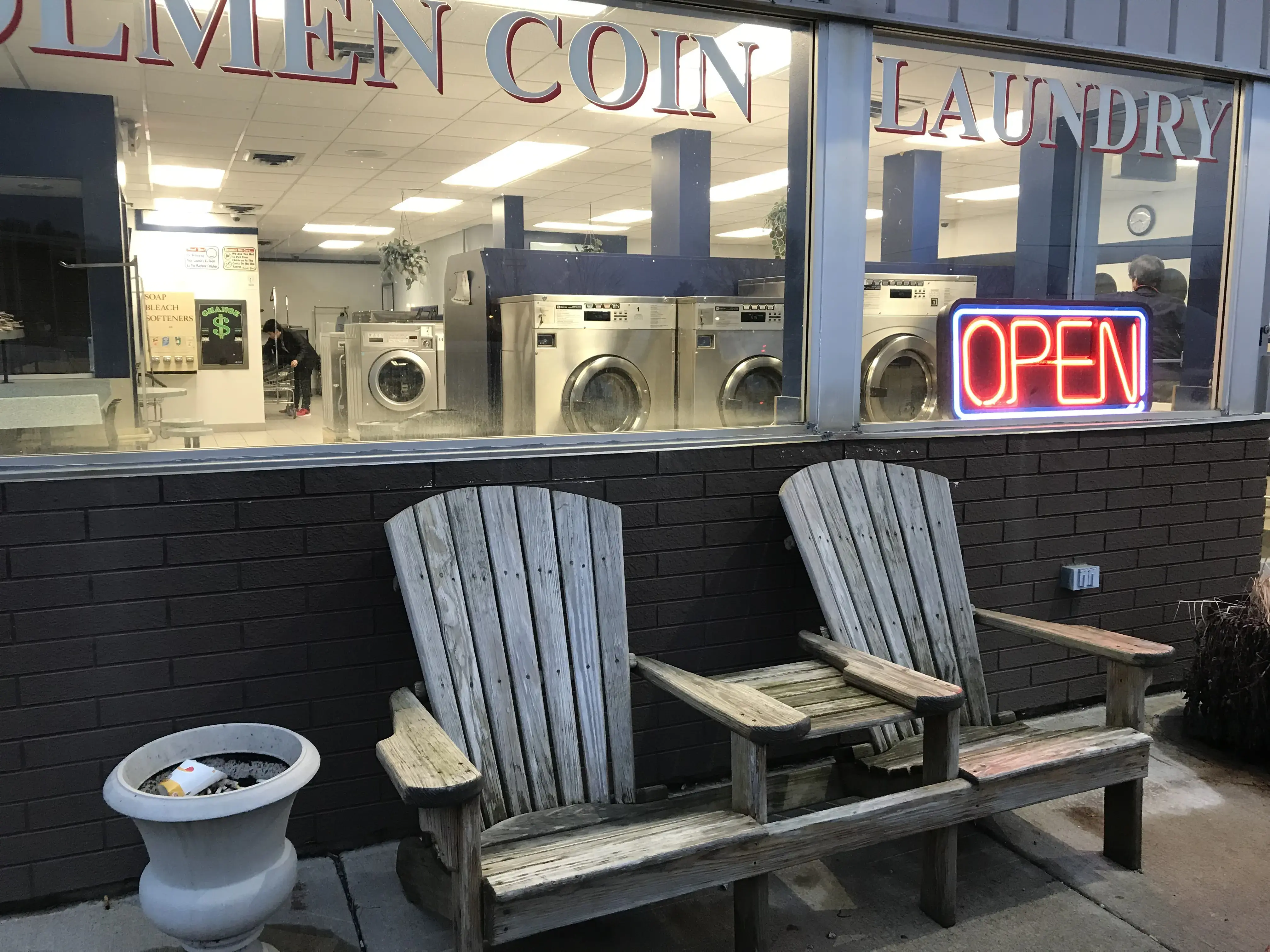 Holmen Coin Laundry - Image 5