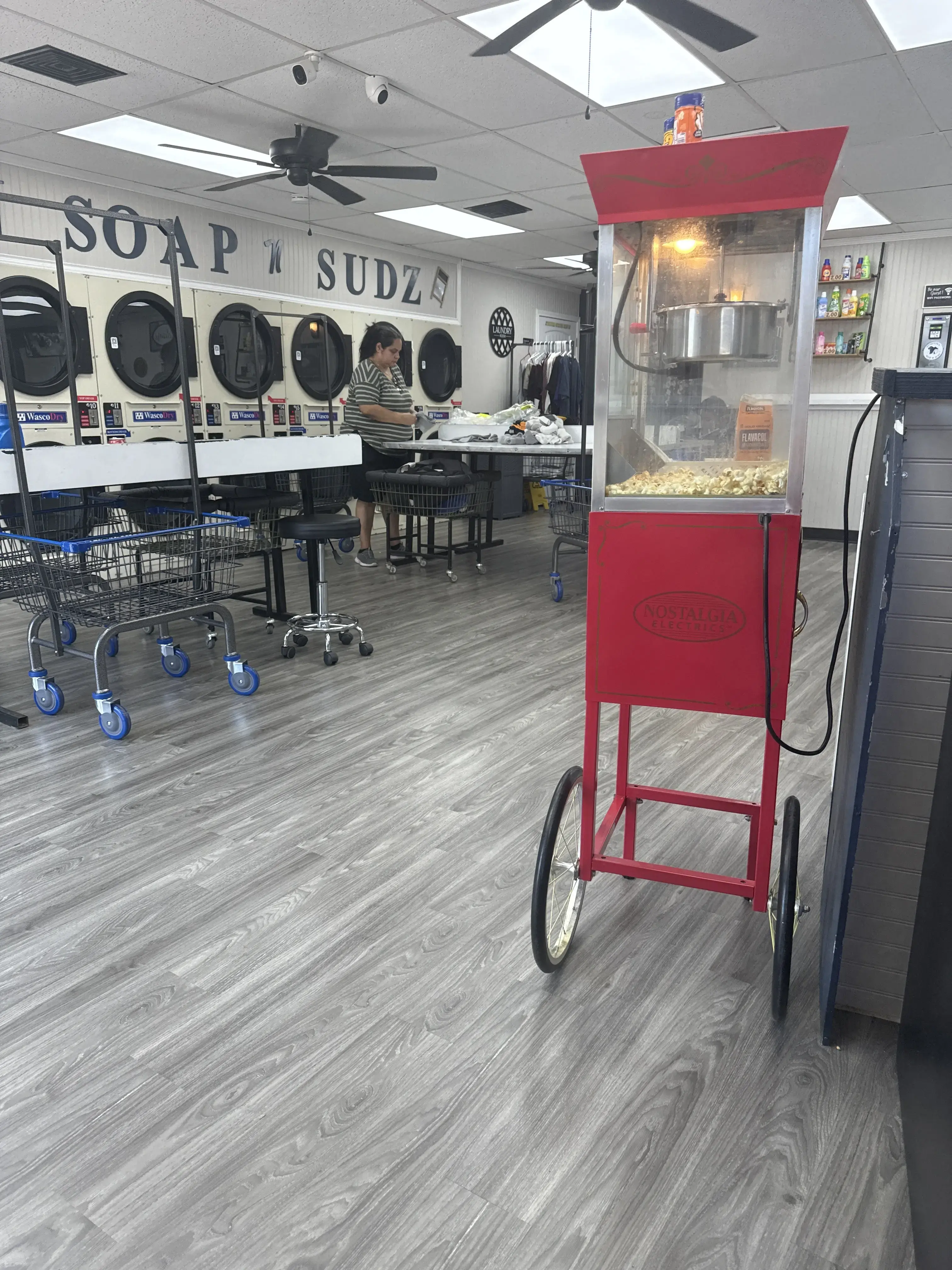 Hometown Soap n Sudz Laundromat thumbnail 4
