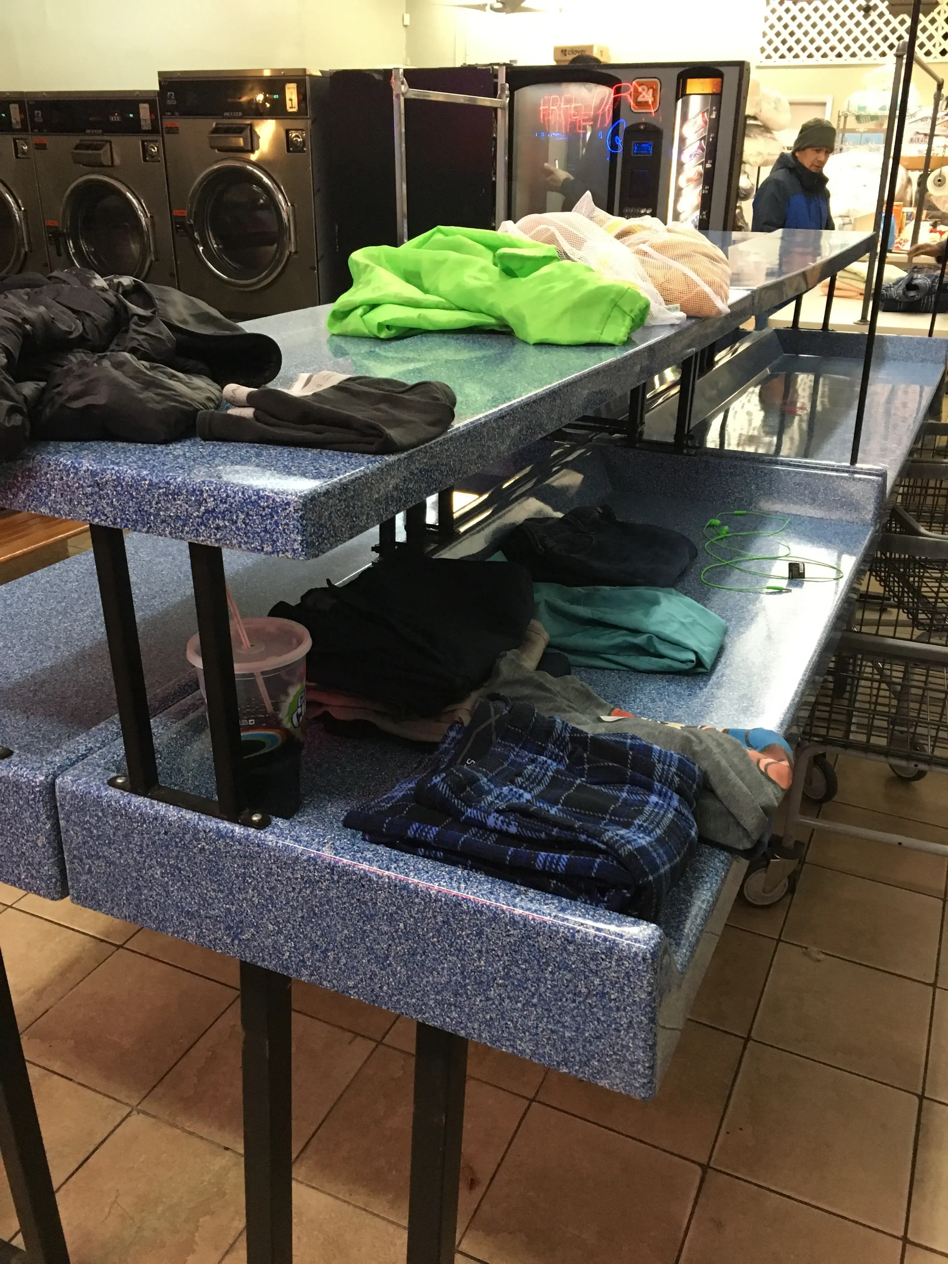 Honey Bee Launderette - Image 13