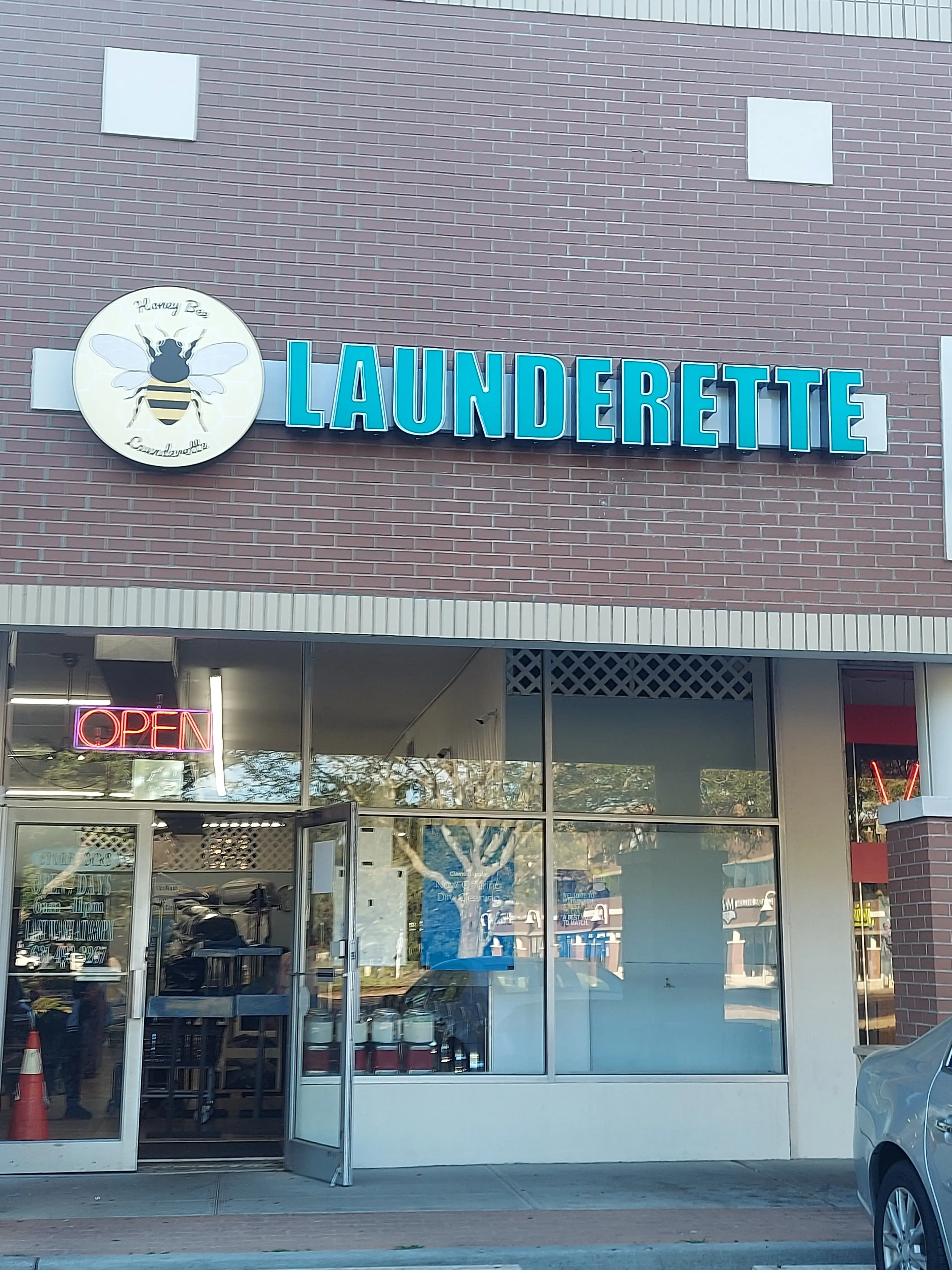 Honey Bee Launderette thumbnail 14
