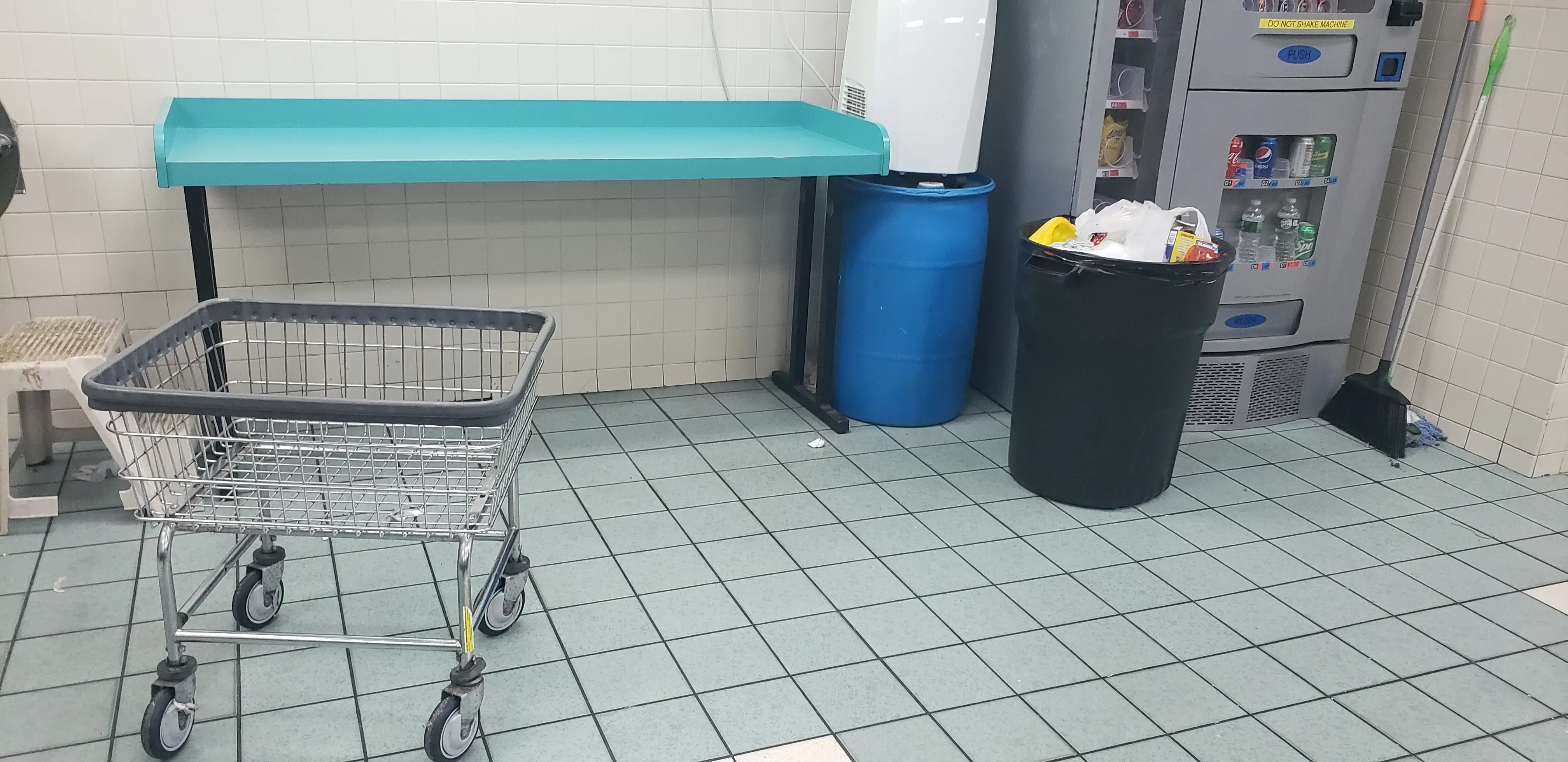 House of Bubbles Laundromat thumbnail 9