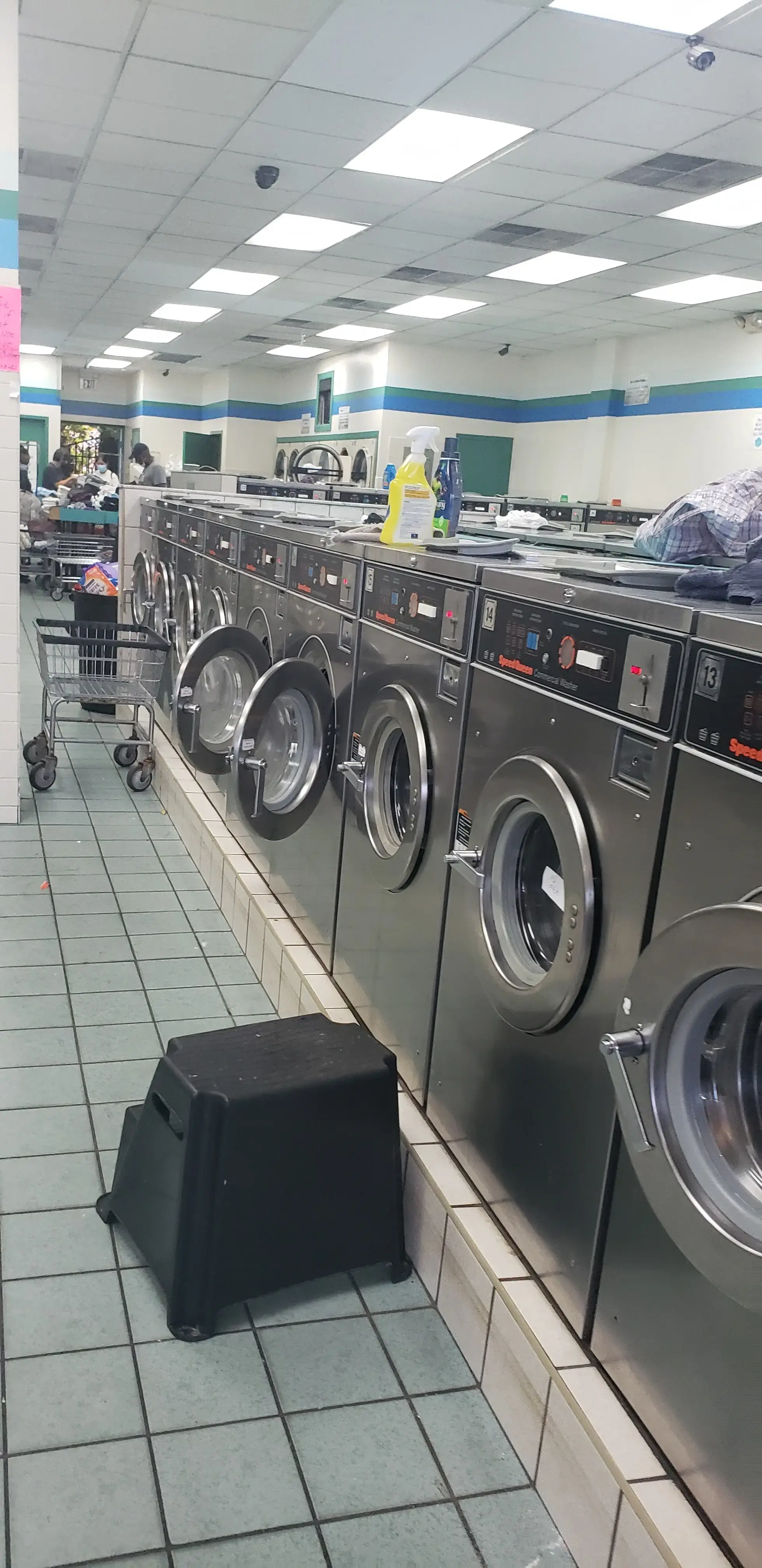 House of Bubbles Laundromat - Image 19