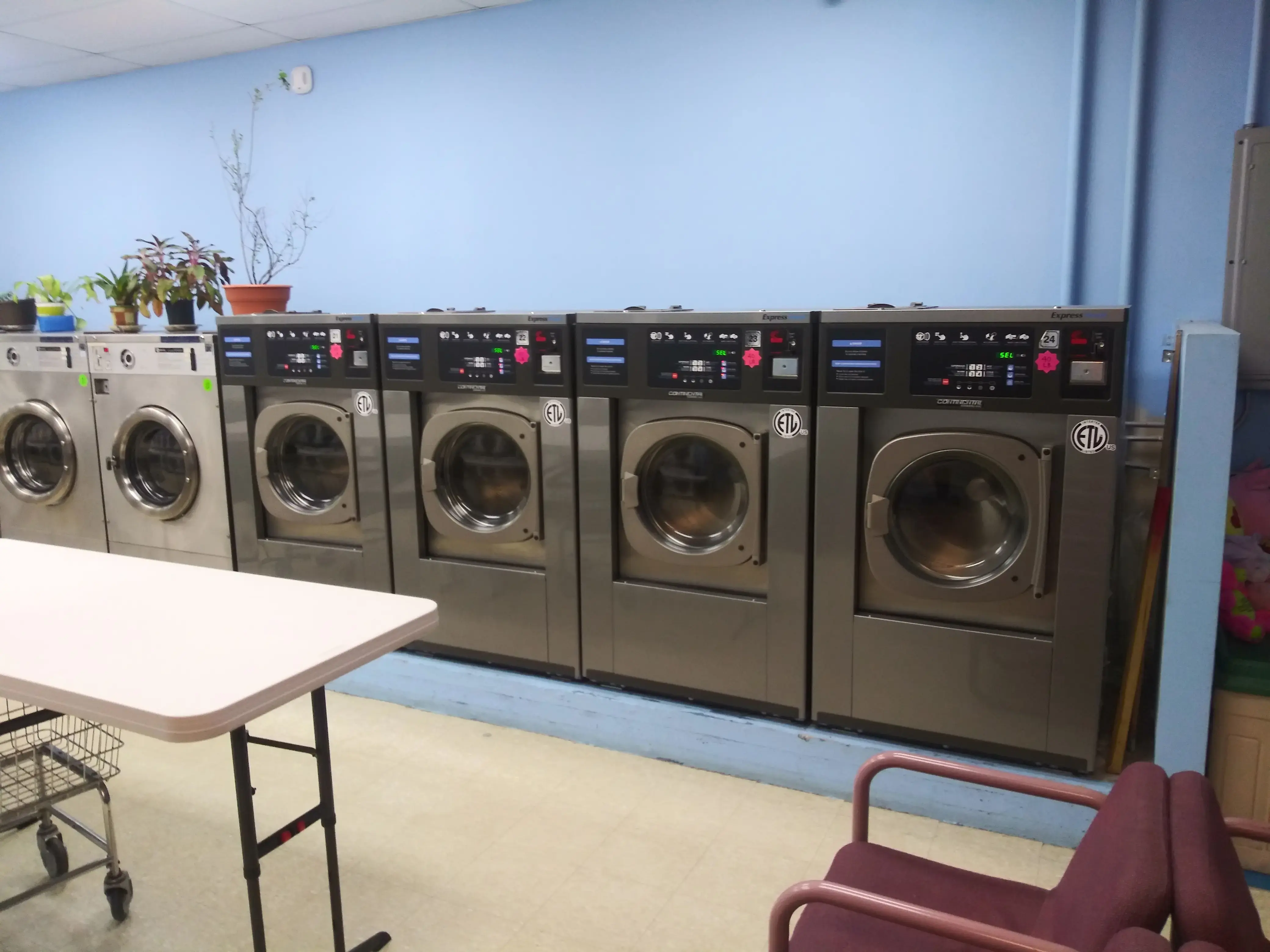 Howard Boulevard Laundromat - Image 13