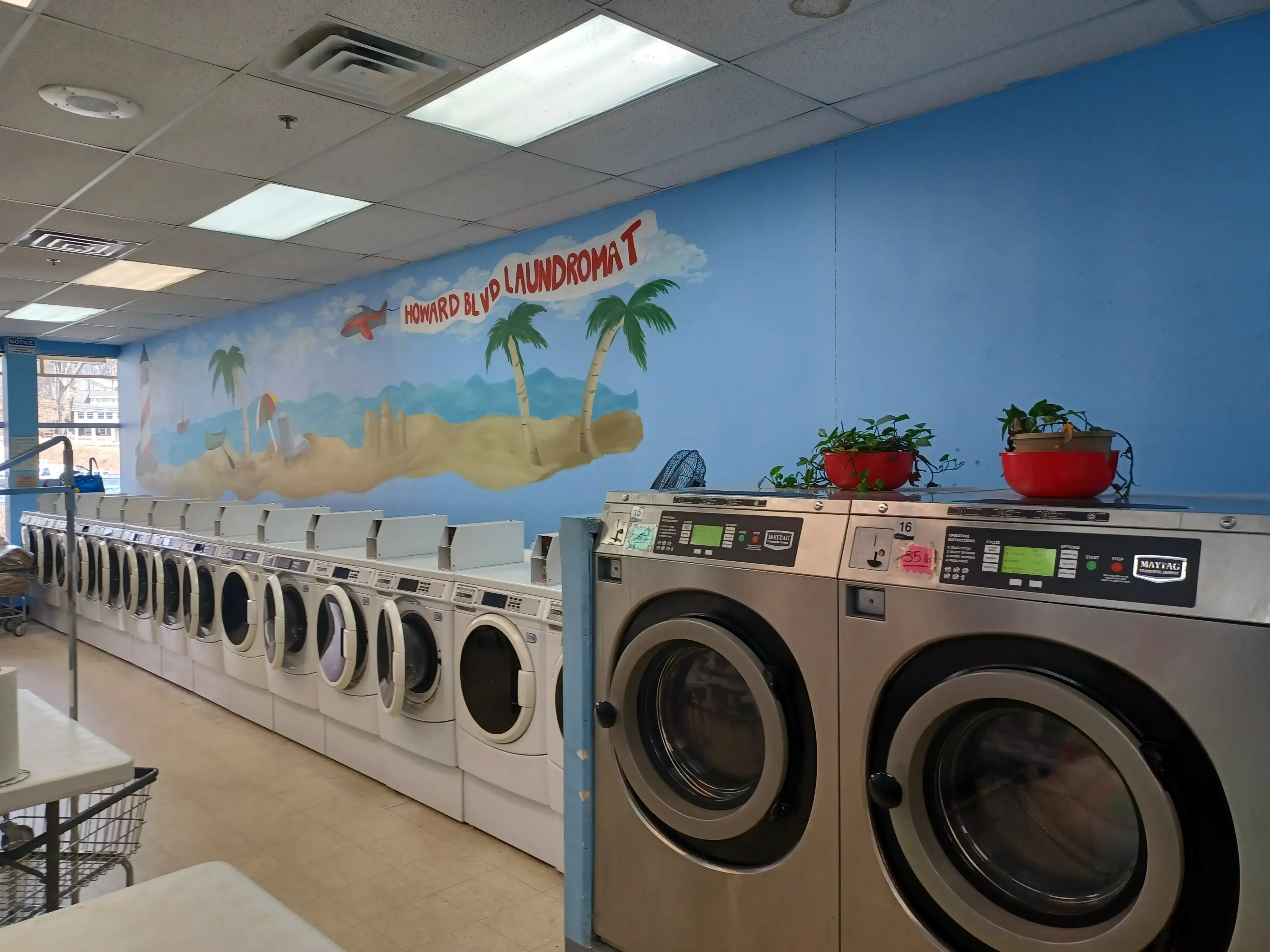 Howard Boulevard Laundromat - Image 16