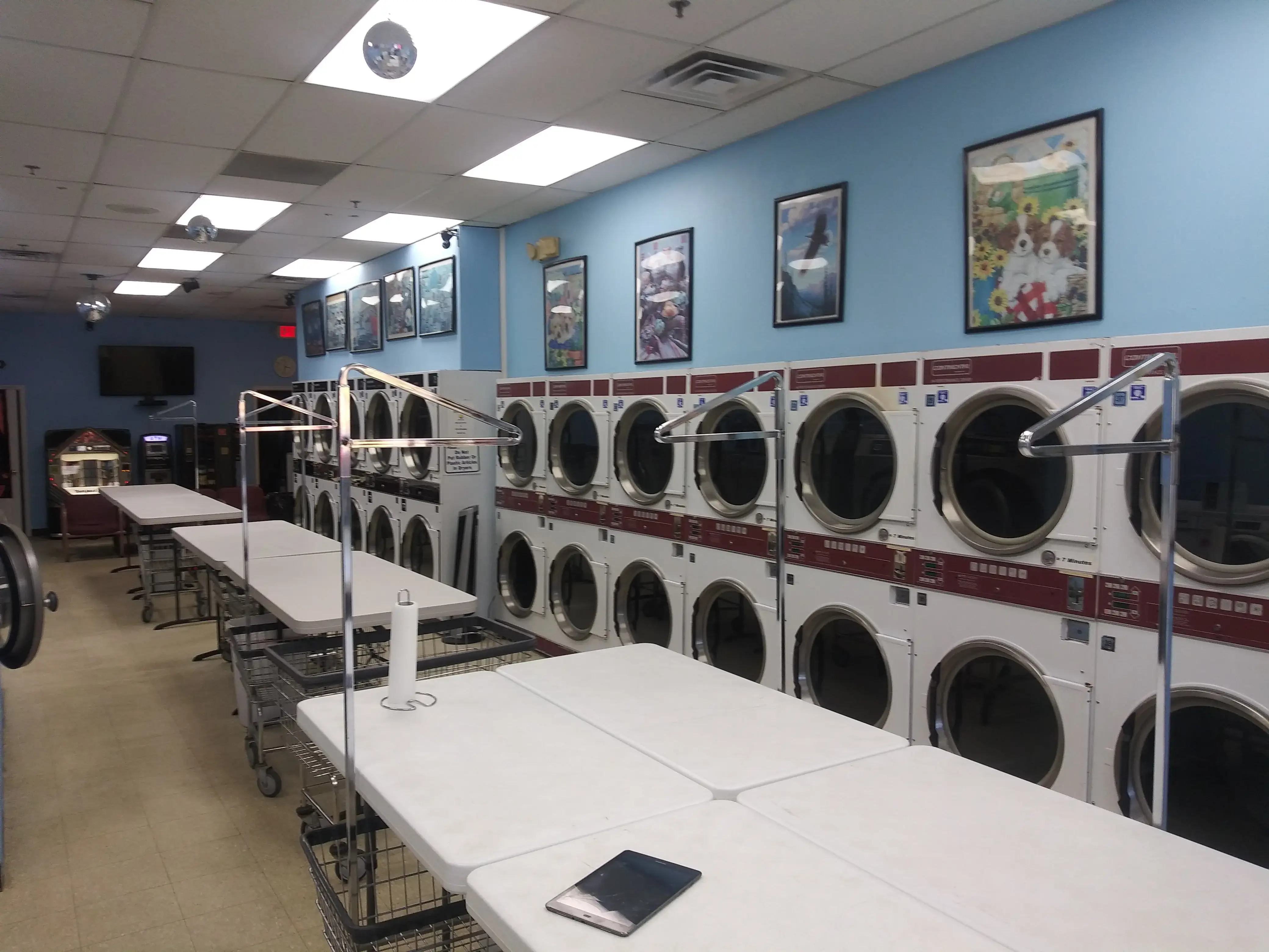 Howard Boulevard Laundromat - Image 19