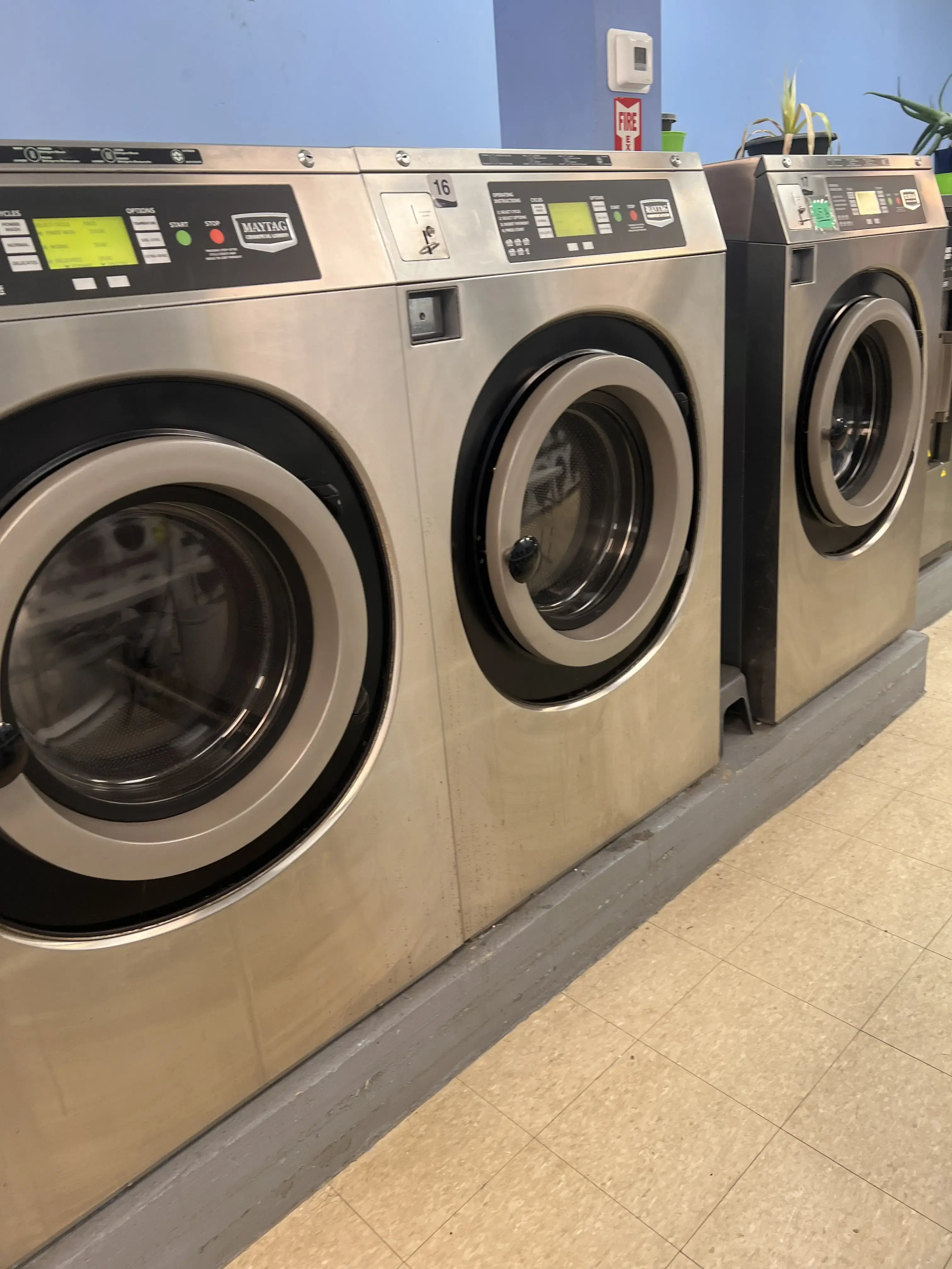 Howard Boulevard Laundromat - Image 9