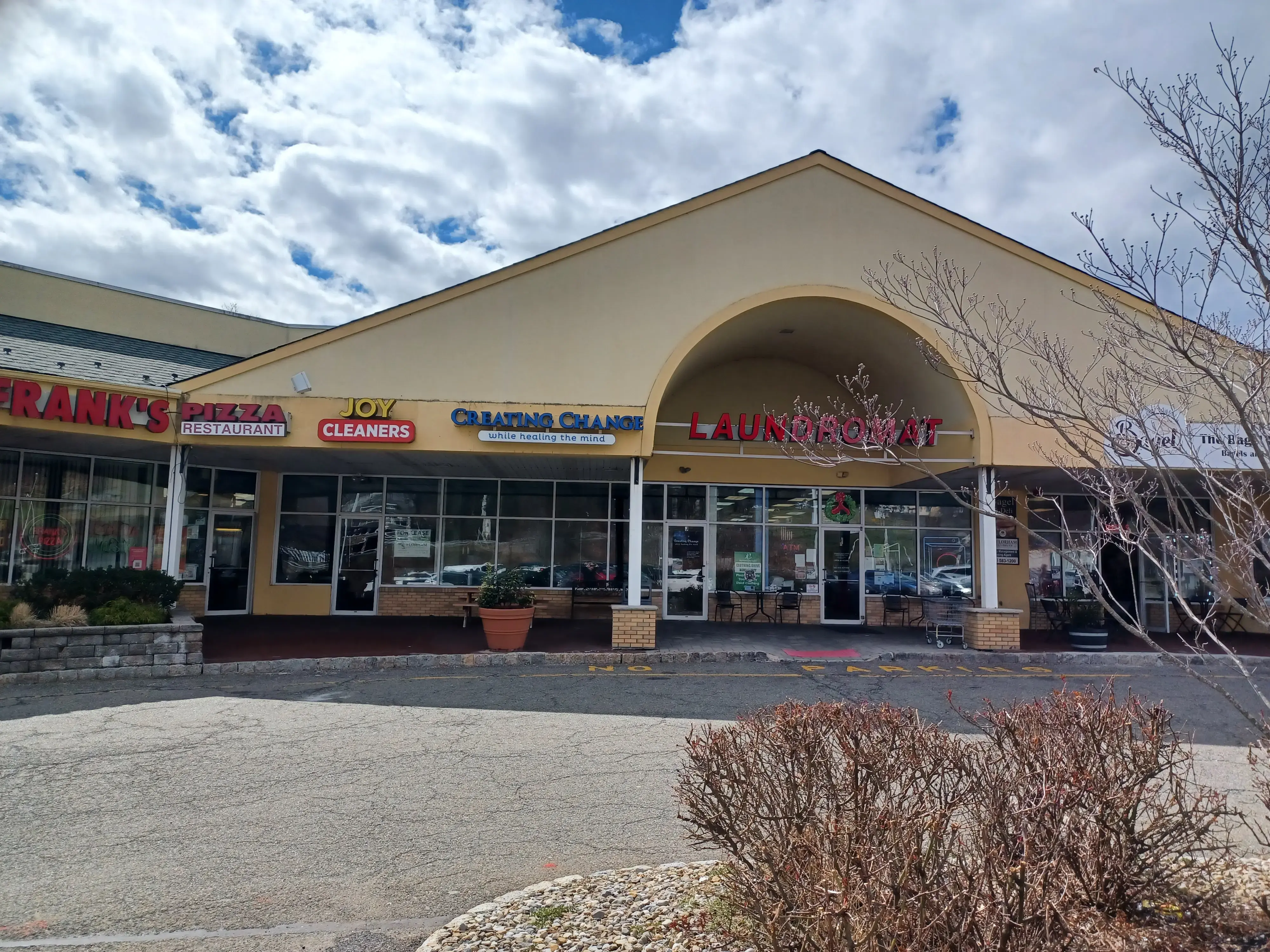 Howard Boulevard Laundromat - Image 3