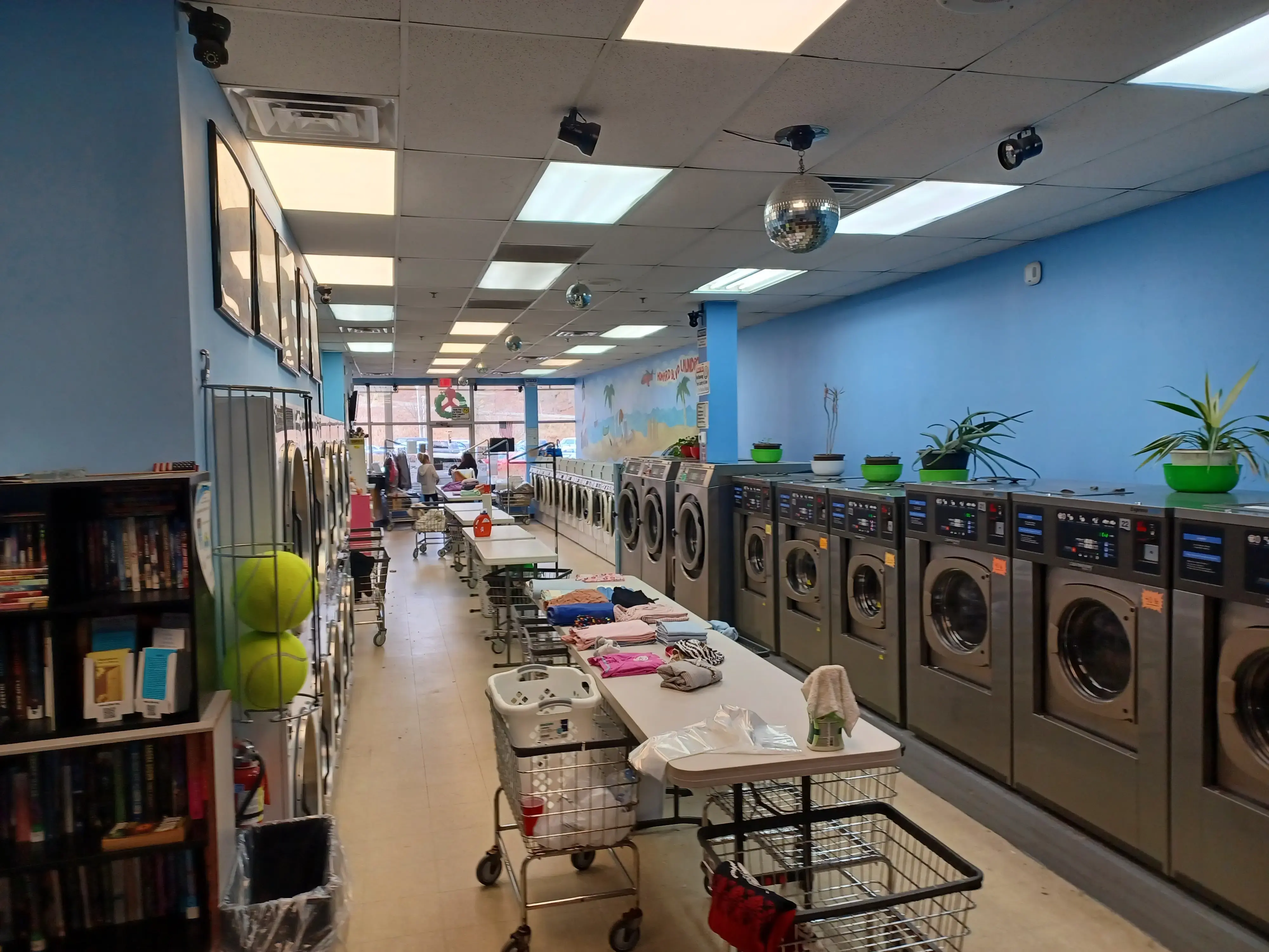Howard Boulevard Laundromat thumbnail 14
