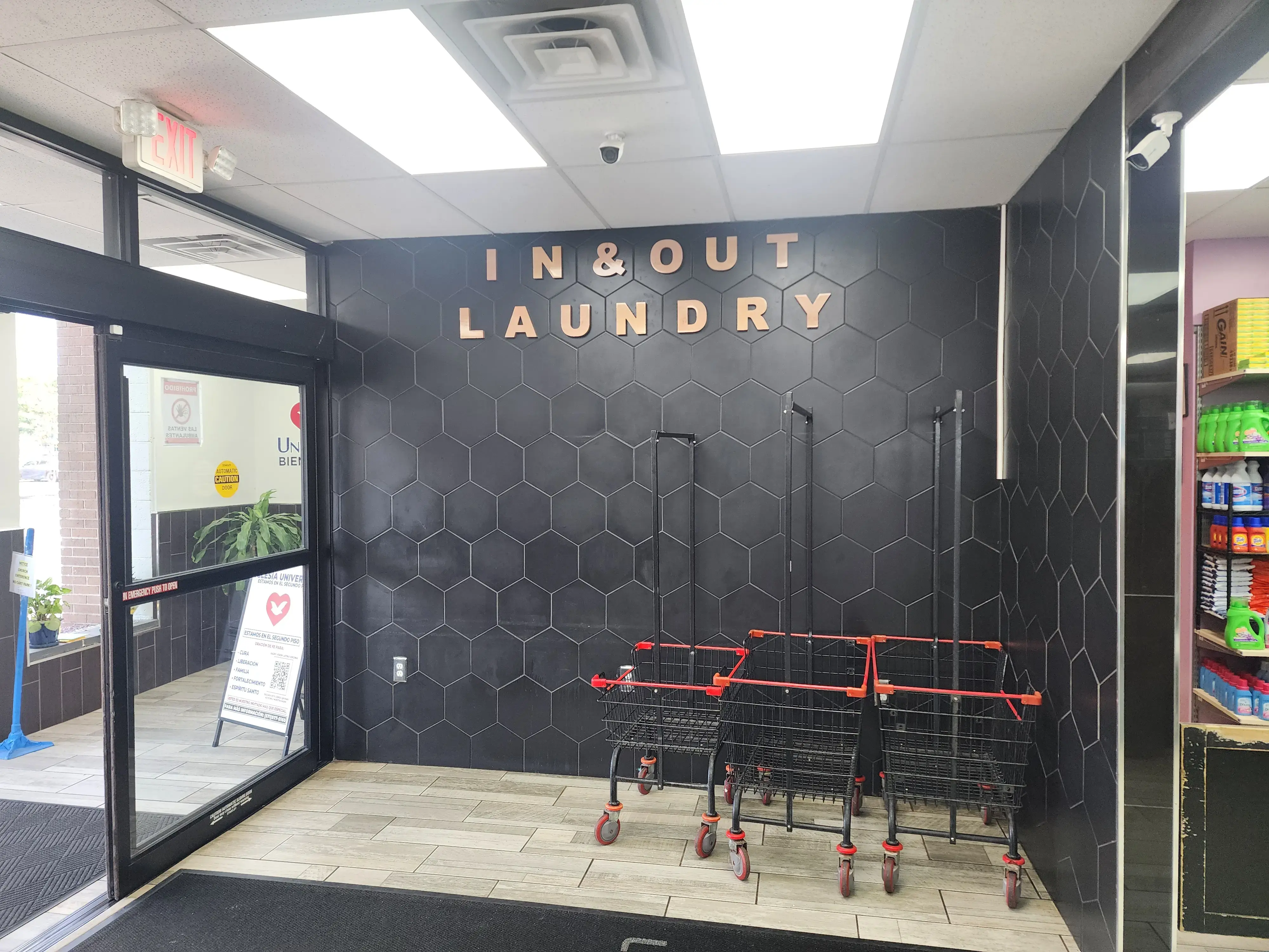 In and Out Laundromat - Image 5