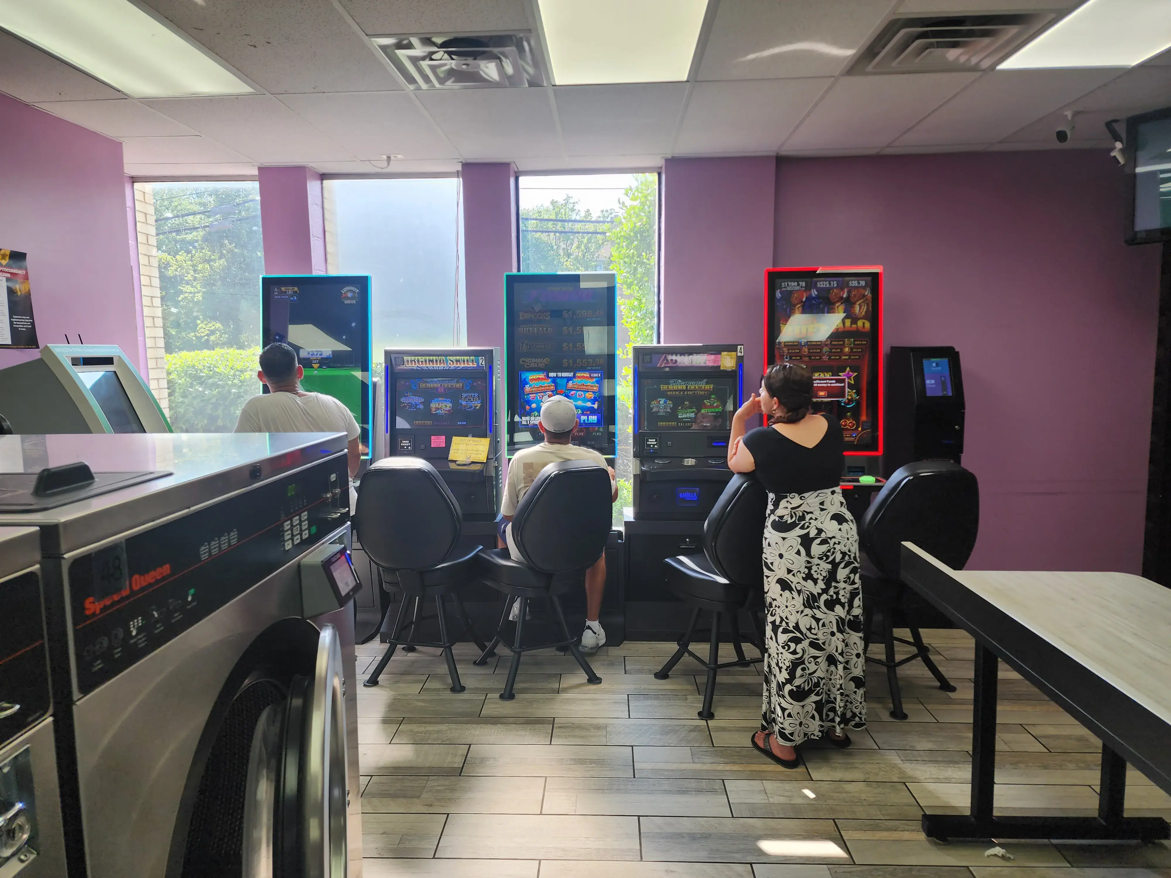 In and Out Laundromat thumbnail 1