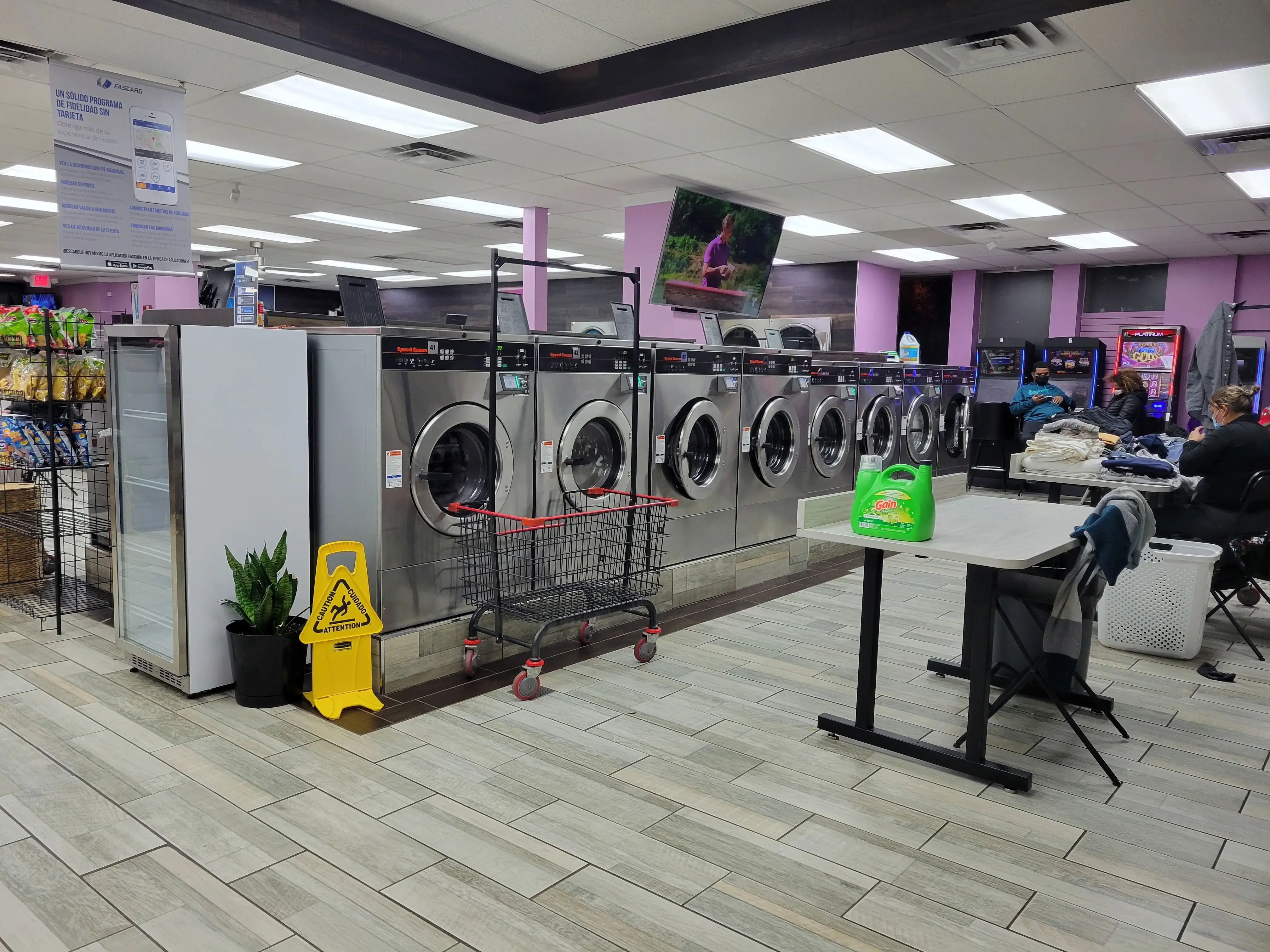 In and Out Laundromat thumbnail 10
