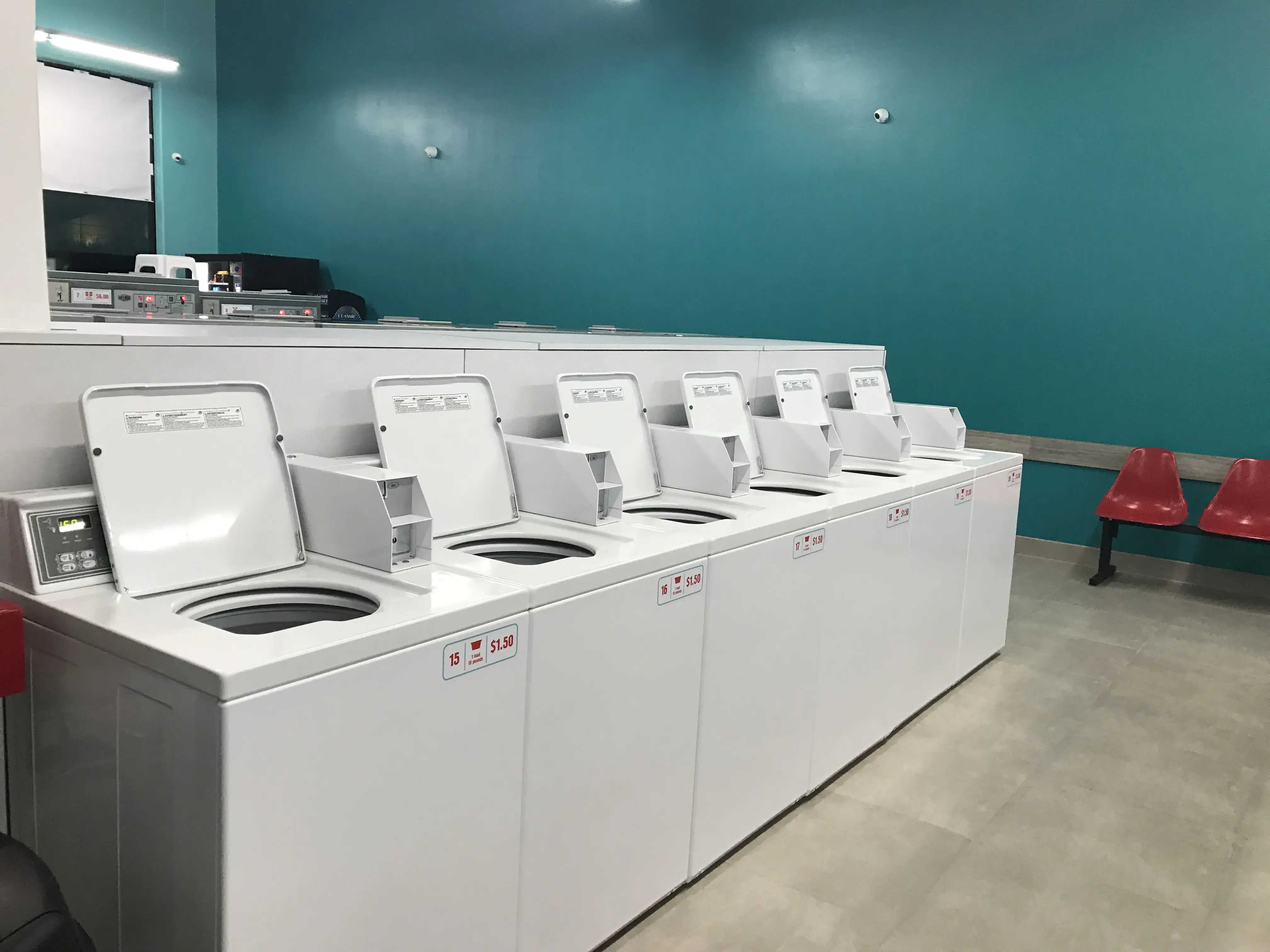 In & Out Laundromat thumbnail 5