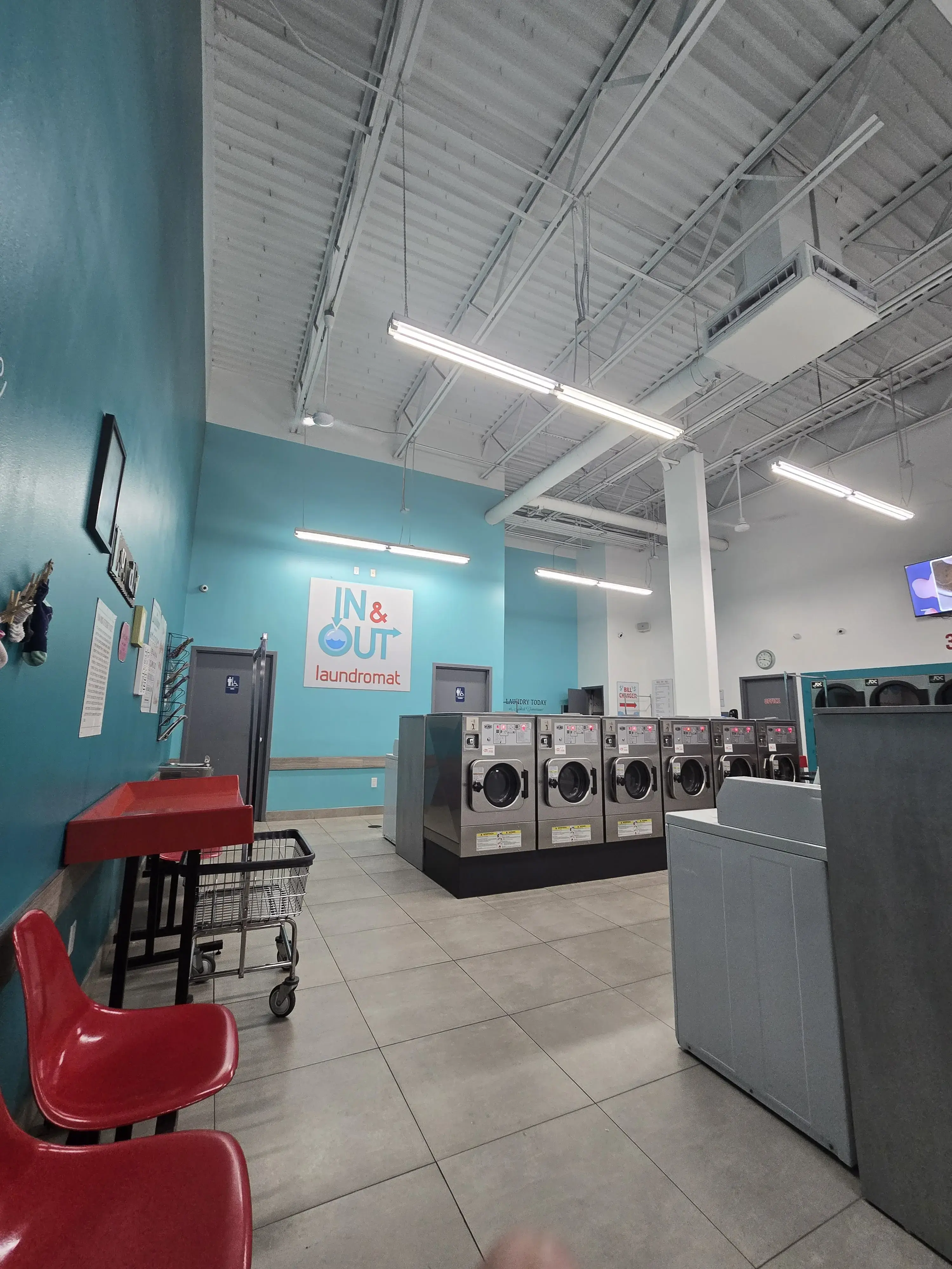 In & Out Laundromat thumbnail 6